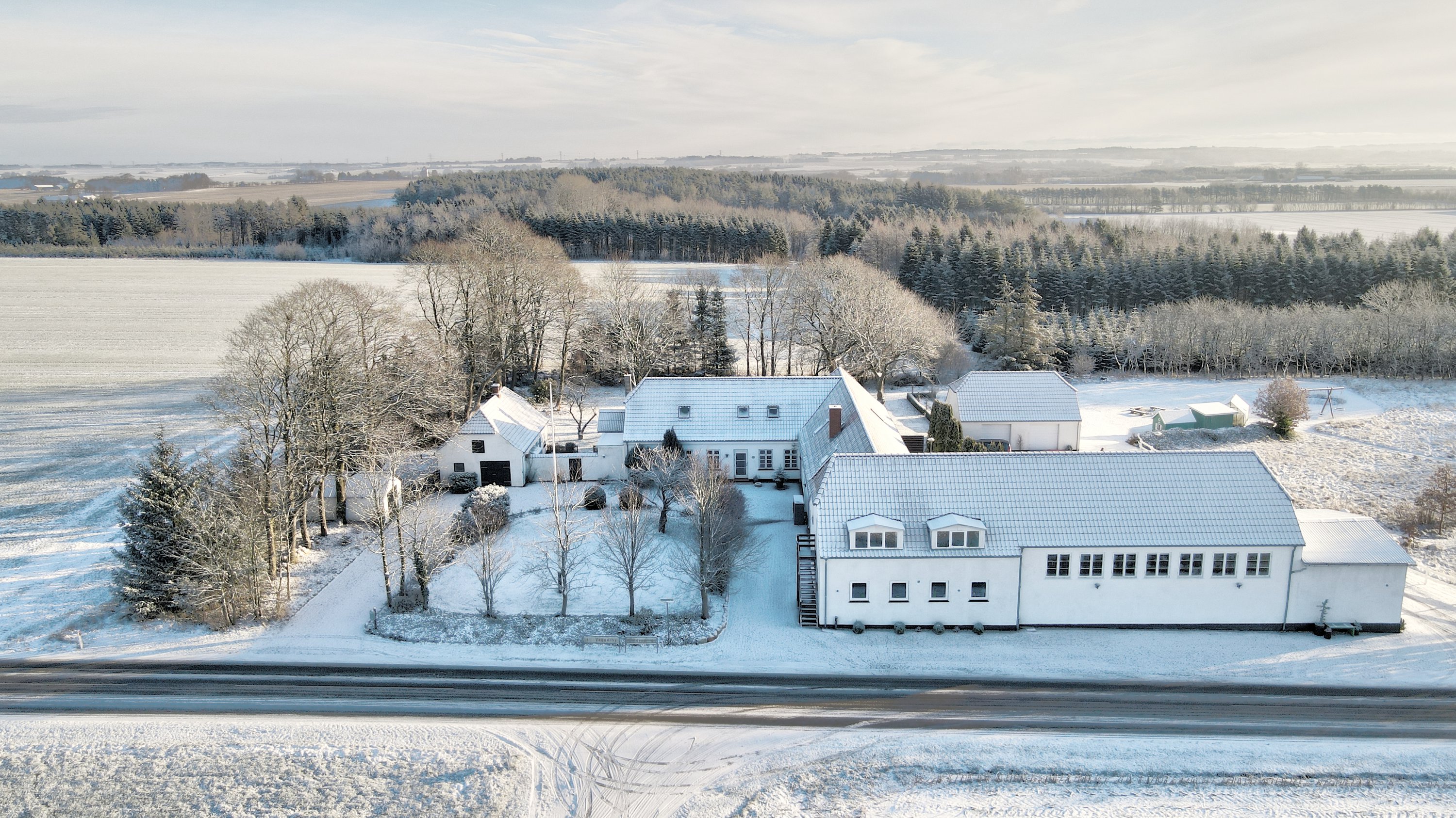 Fremhævet vinter - drone billede i fuldskærmstilstand. Billede af Veggerbyvej 116, Veggerby, 9240 Nibe