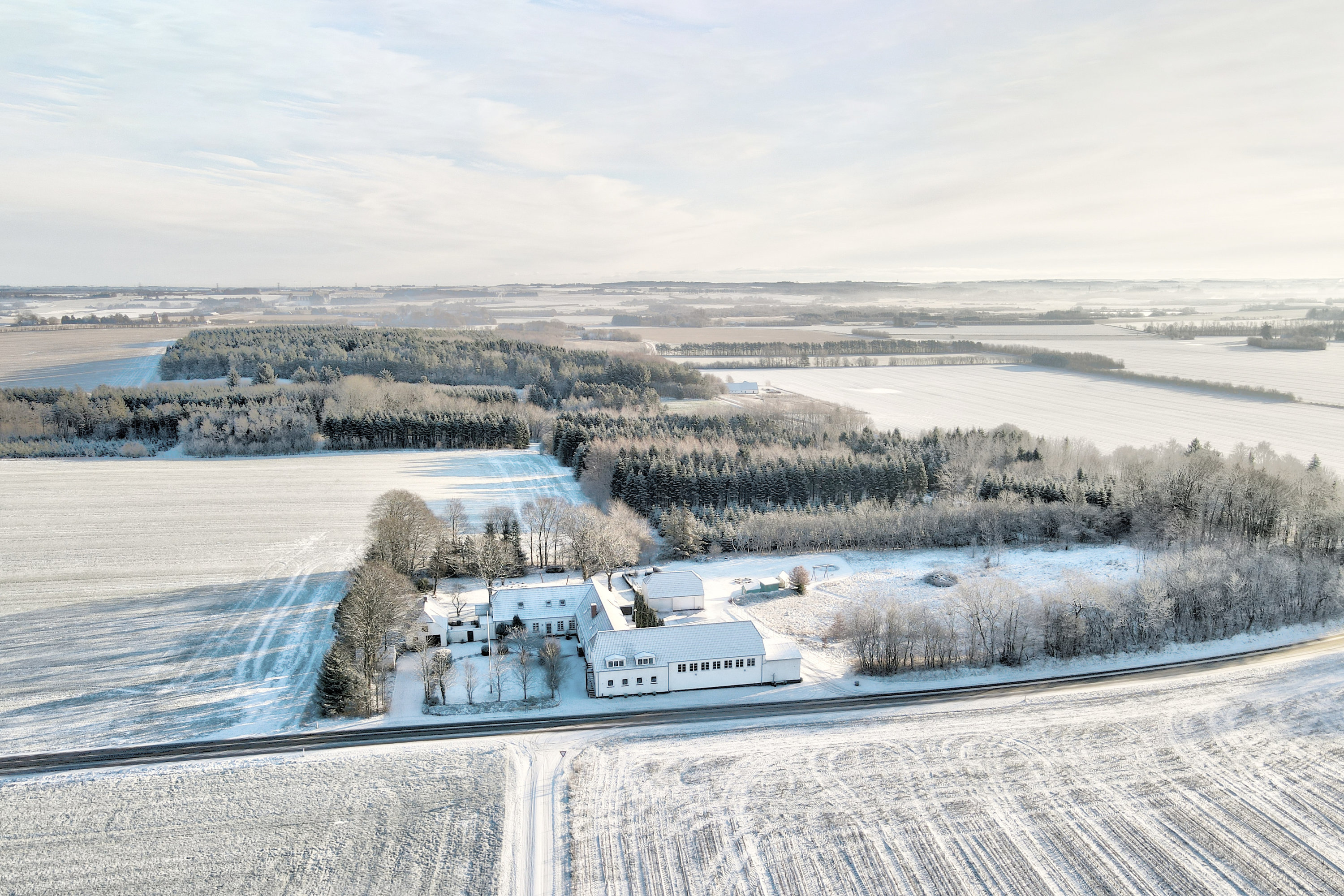 Fremhævet vinter - drone billede i fuldskærmstilstand. Billede af Veggerbyvej 116, Veggerby, 9240 Nibe
