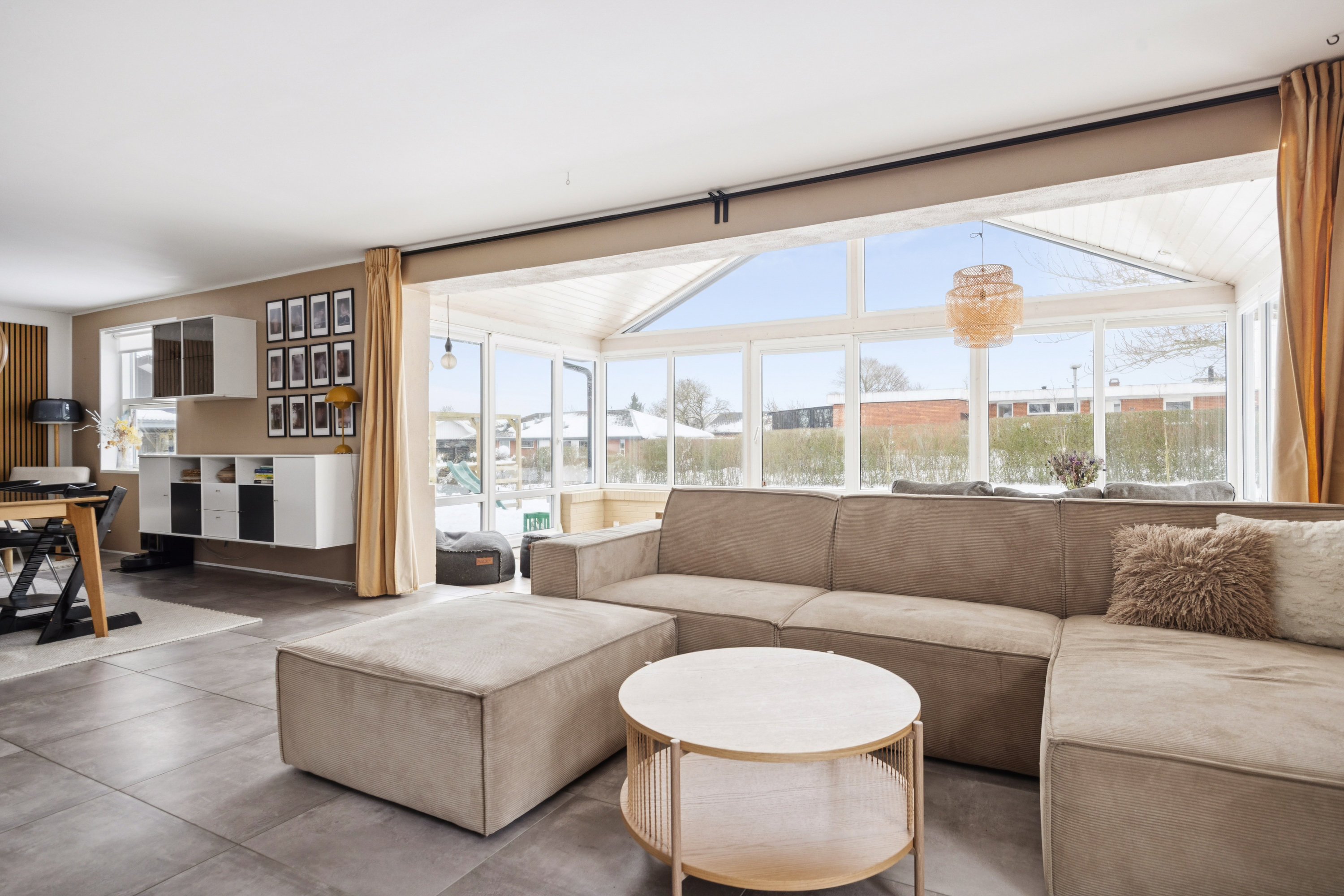 Fremhævet stue billede i fuldskærmstilstand. Billede af Snehvidevej 1, 9400 Nørresundby