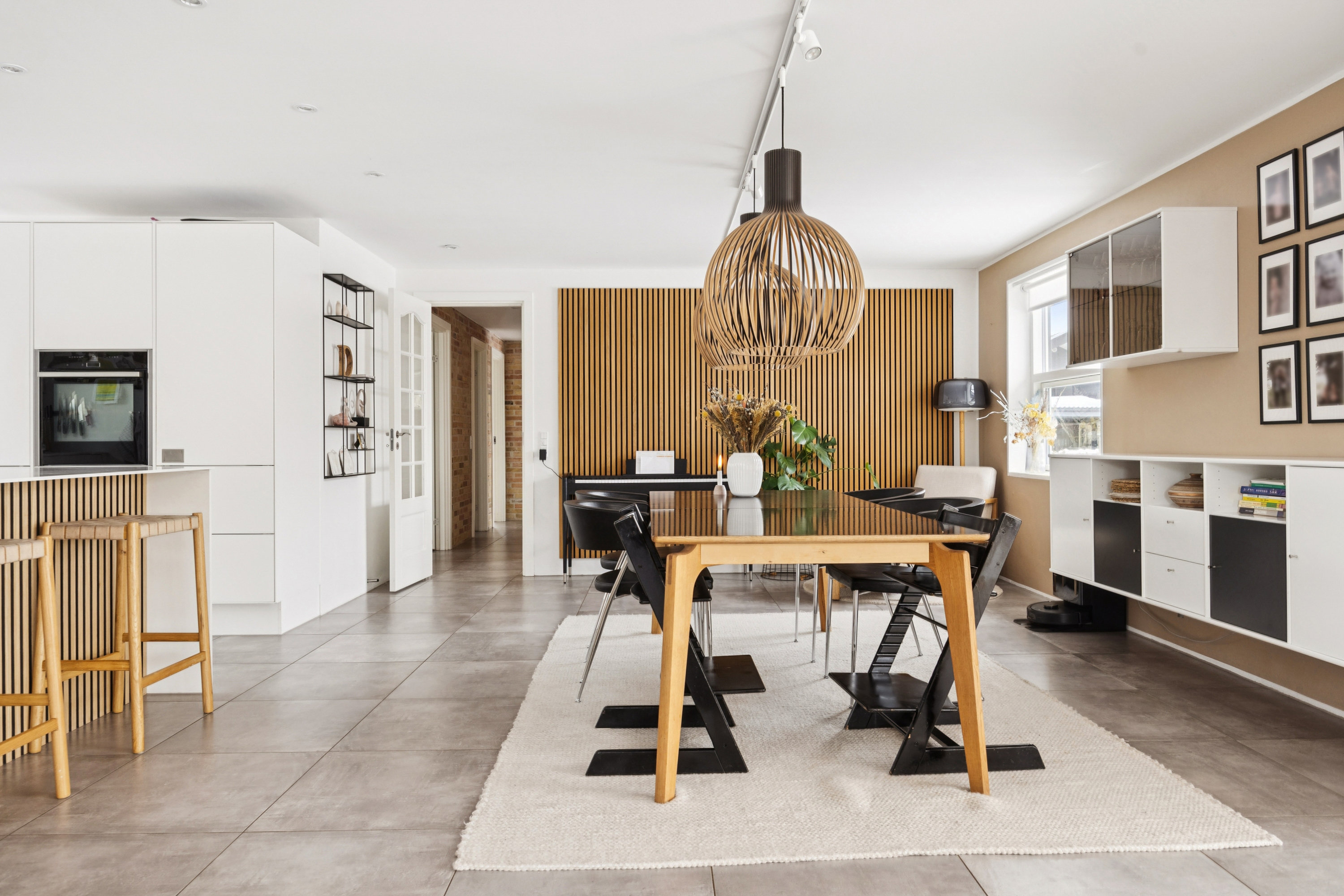 Fremhævet stue billede i fuldskærmstilstand. Billede af Snehvidevej 1, 9400 Nørresundby