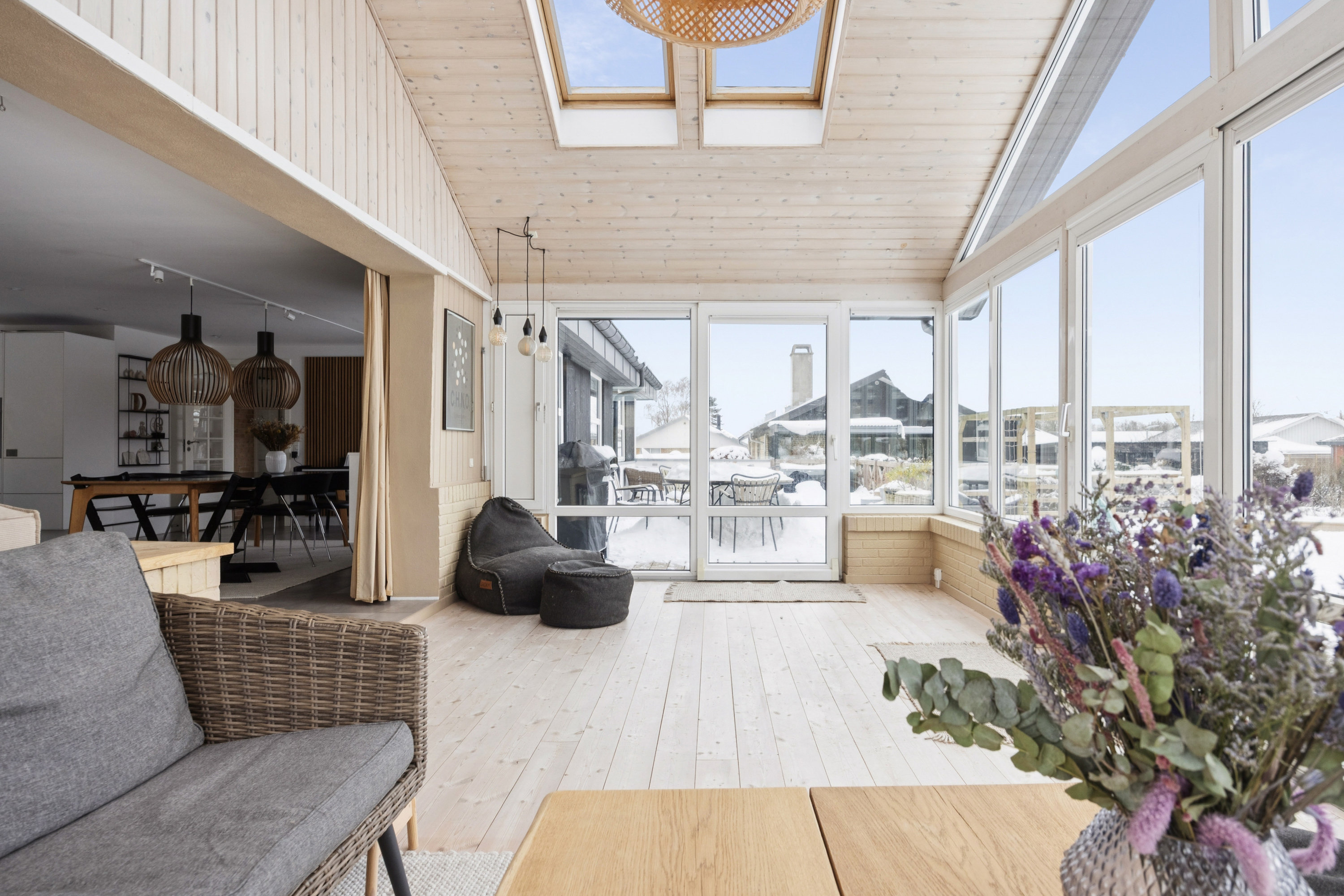 Fremhævet stue billede i fuldskærmstilstand. Billede af Snehvidevej 1, 9400 Nørresundby