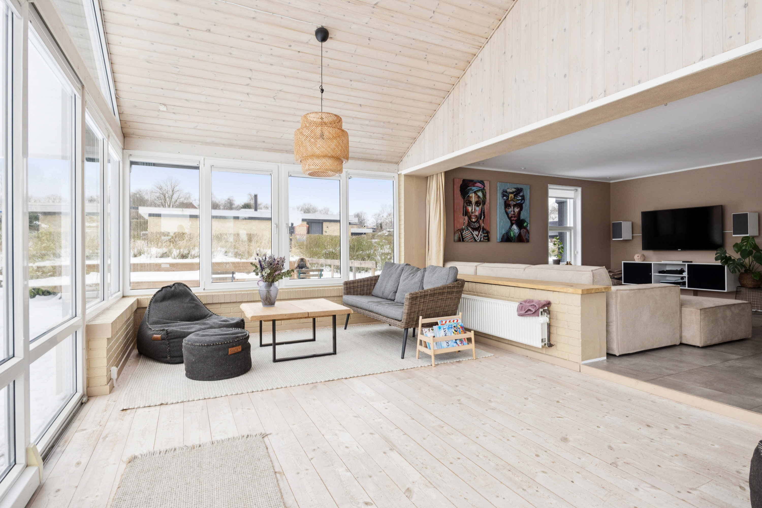 Fremhævet stue billede i fuldskærmstilstand. Billede af Snehvidevej 1, 9400 Nørresundby