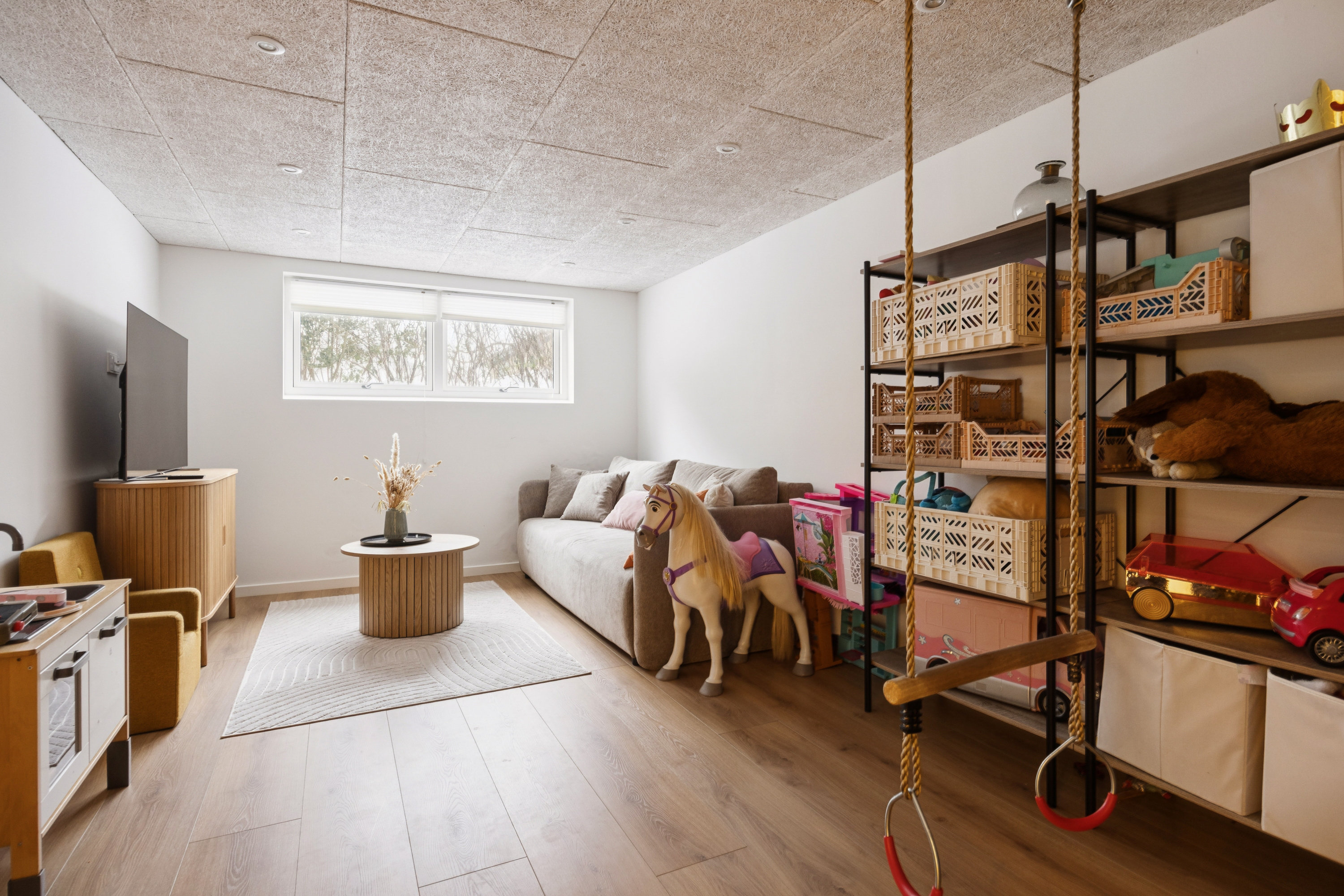 Fremhævet stue billede i fuldskærmstilstand. Billede af Snehvidevej 1, 9400 Nørresundby