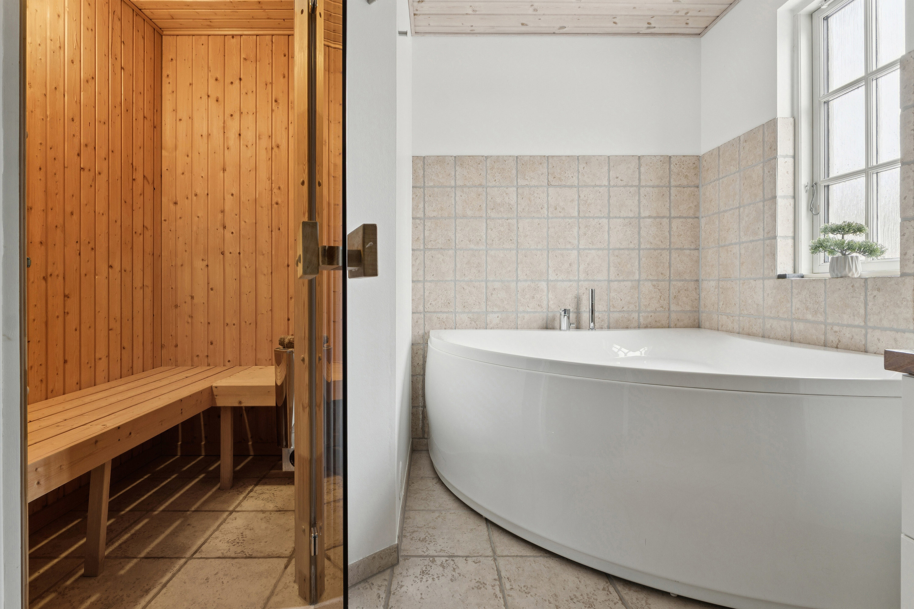 Fremhævet badeværelse billede i fuldskærmstilstand. Billede af Gyvelvænget 27, Spodsbj Drej, 5900 Rudkøbing