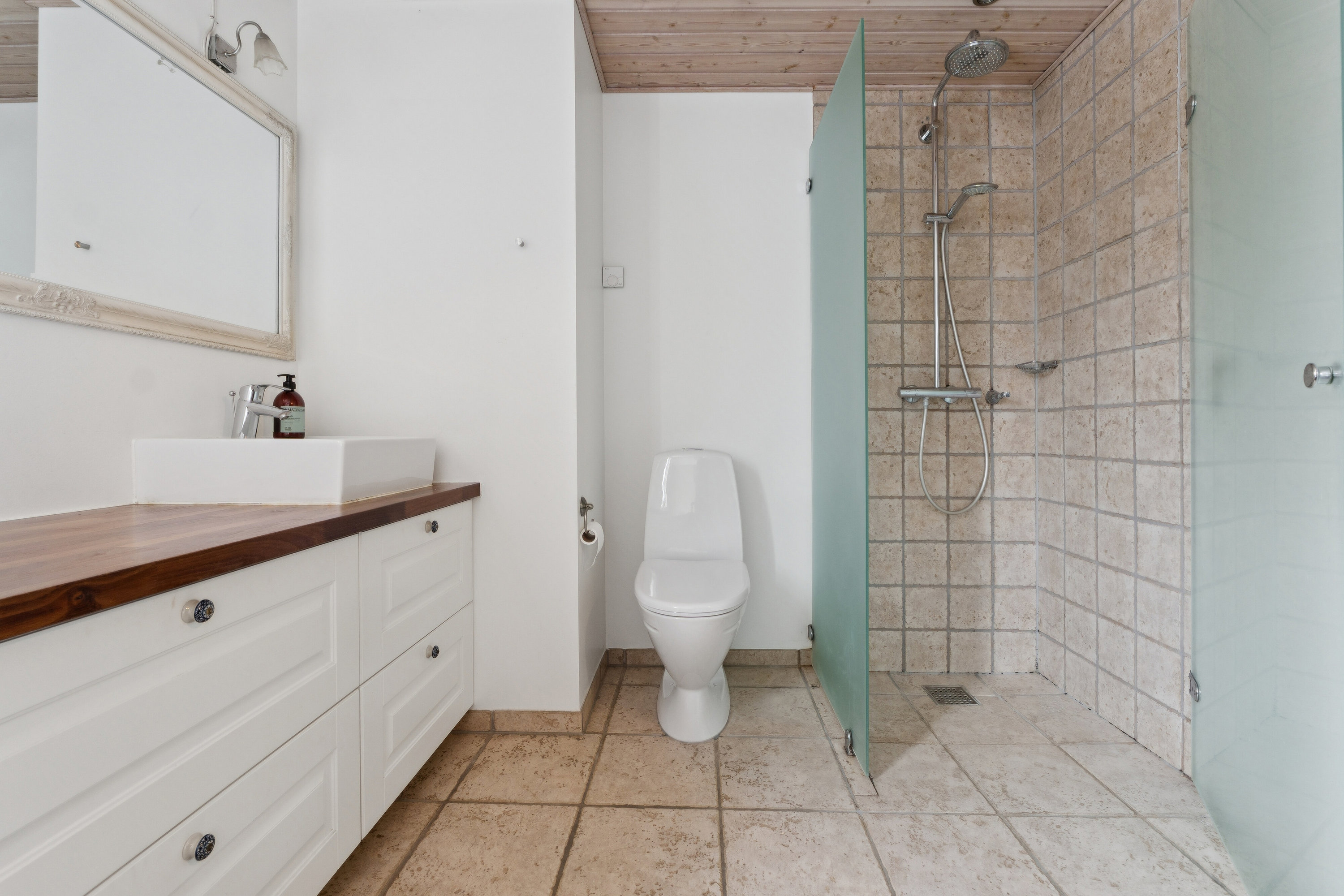 Fremhævet badeværelse billede i fuldskærmstilstand. Billede af Gyvelvænget 27, Spodsbj Drej, 5900 Rudkøbing