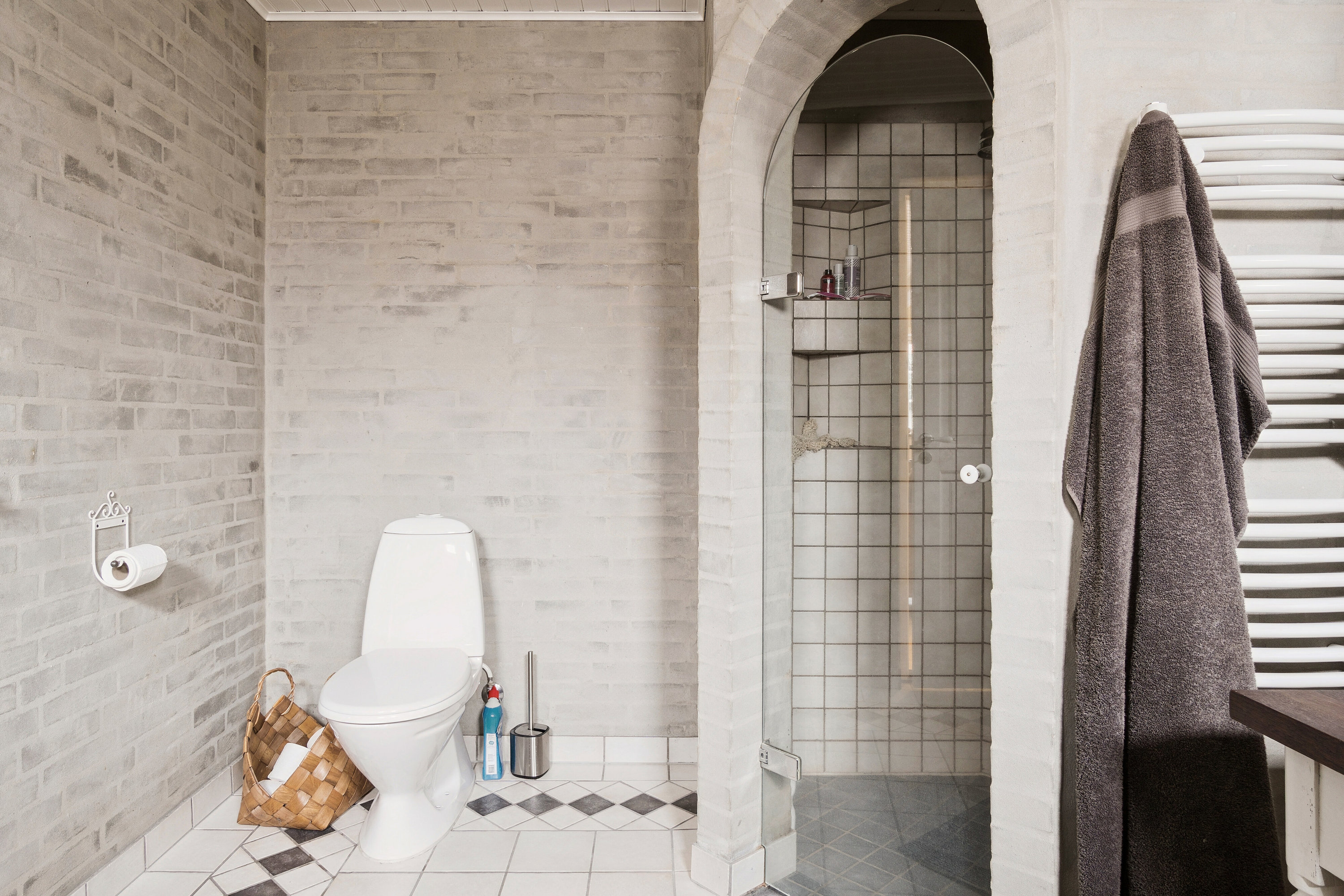 Fremhævet badeværelse billede i fuldskærmstilstand. Billede af Kirkestræde 12, 3700 Rønne