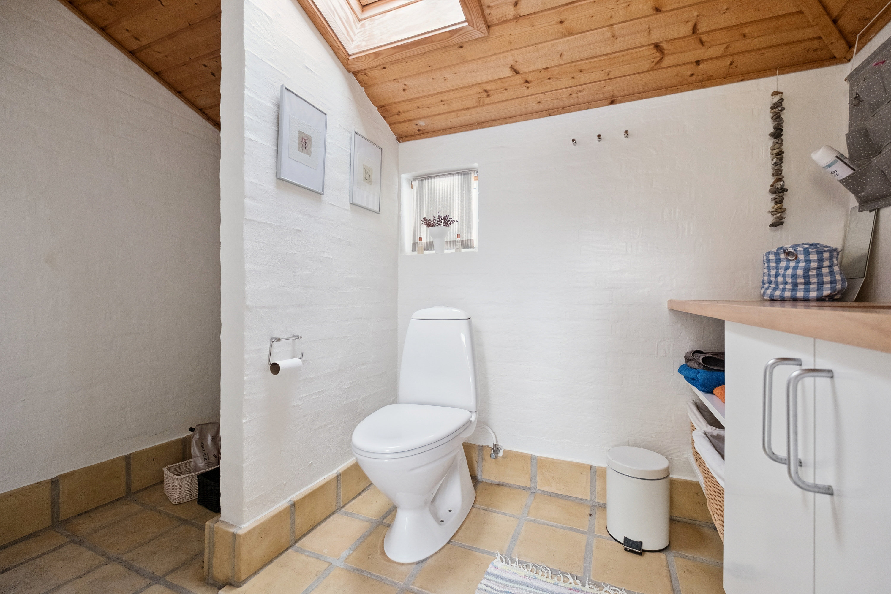 Fremhævet badeværelse billede i fuldskærmstilstand. Billede af Redningsvej 18, Gl. Skagen, 9990 Skagen