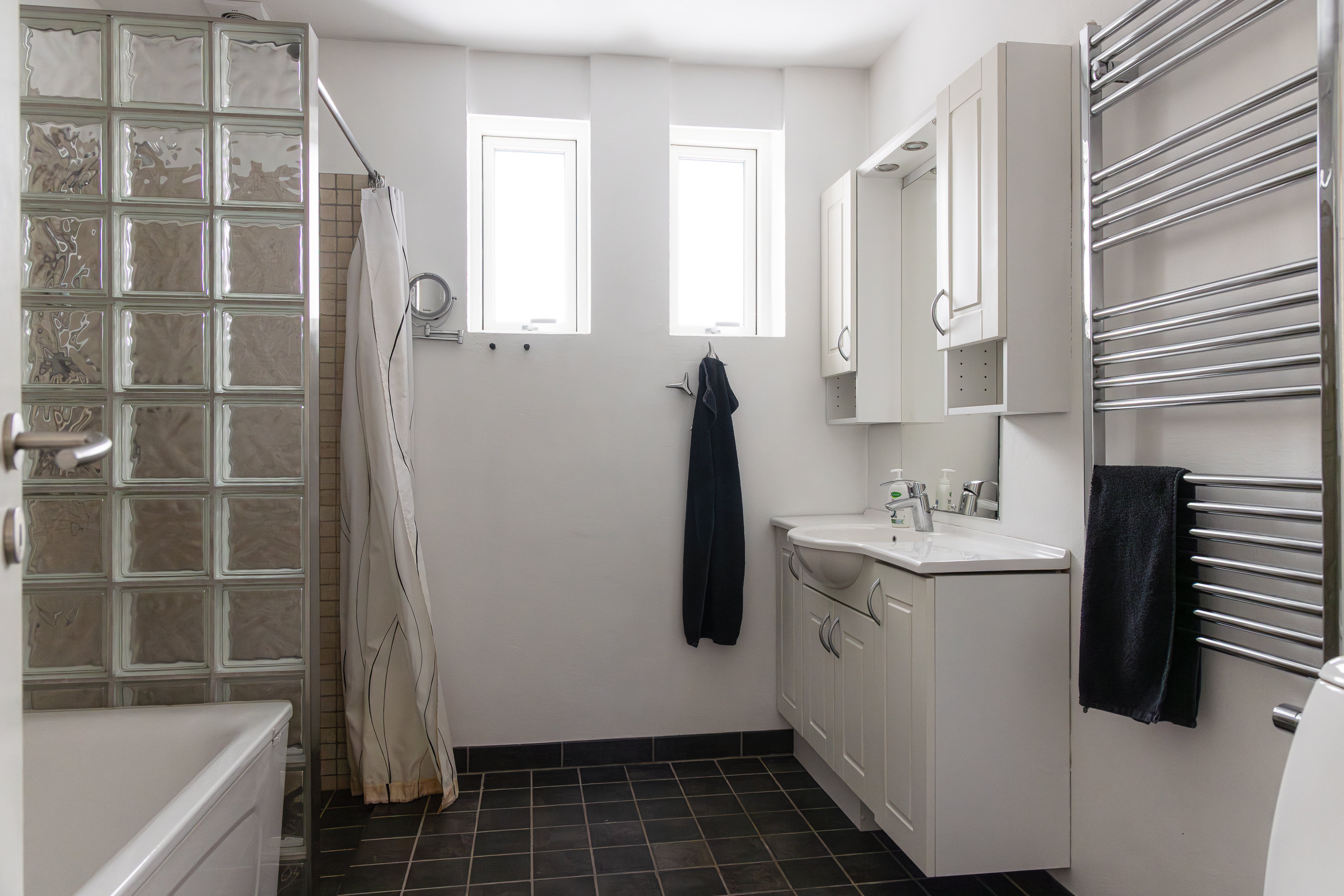 Fremhævet badeværelse billede i fuldskærmstilstand. Billede af Rosenborgvangen 8, 8600 Silkeborg