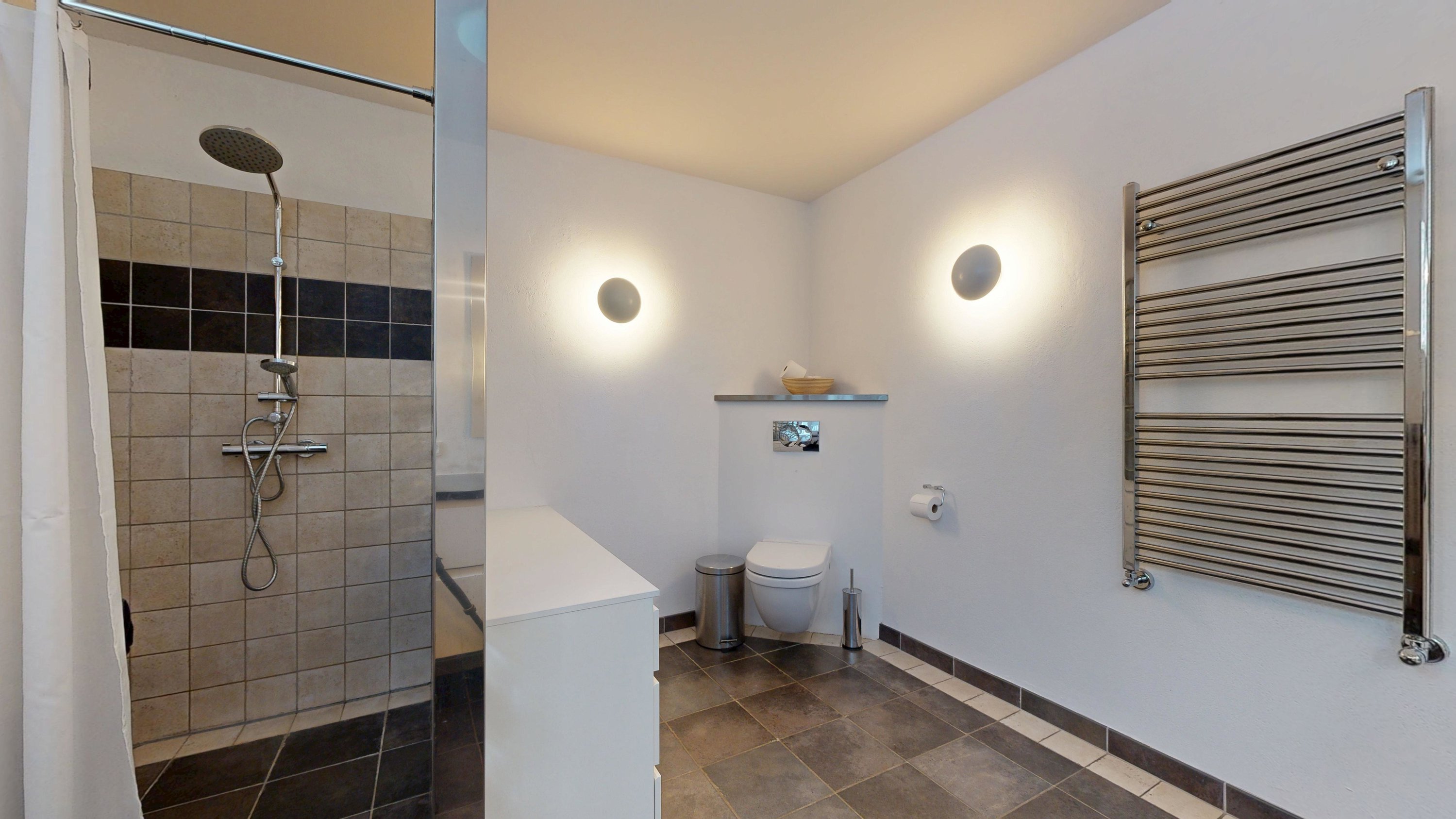 Fremhævet badeværelse billede i fuldskærmstilstand. Billede af Rosenborgvangen 8, 8600 Silkeborg