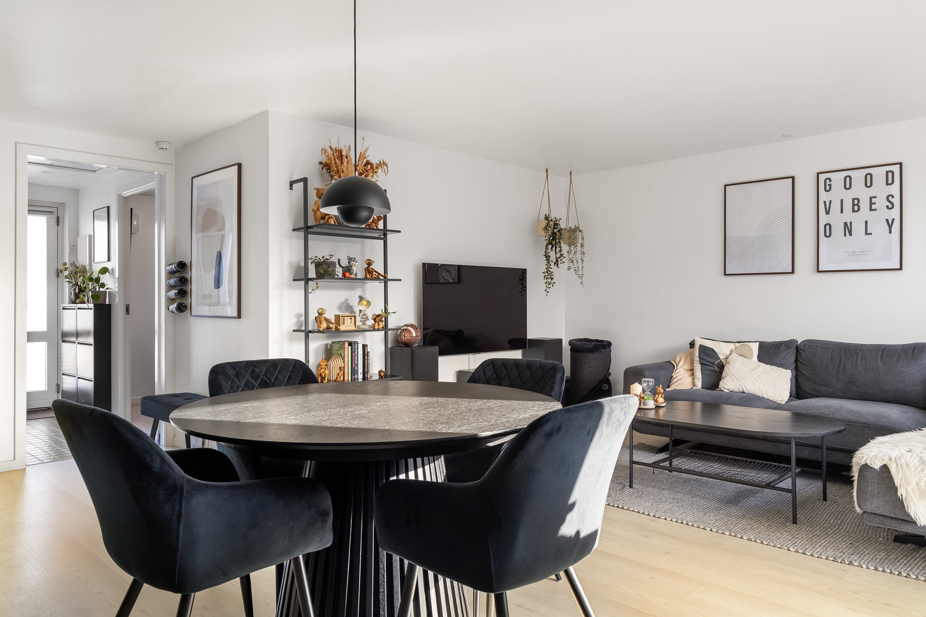 Fremhævet stue billede i fuldskærmstilstand. Billede af Øvej 31B, 3550 Slangerup