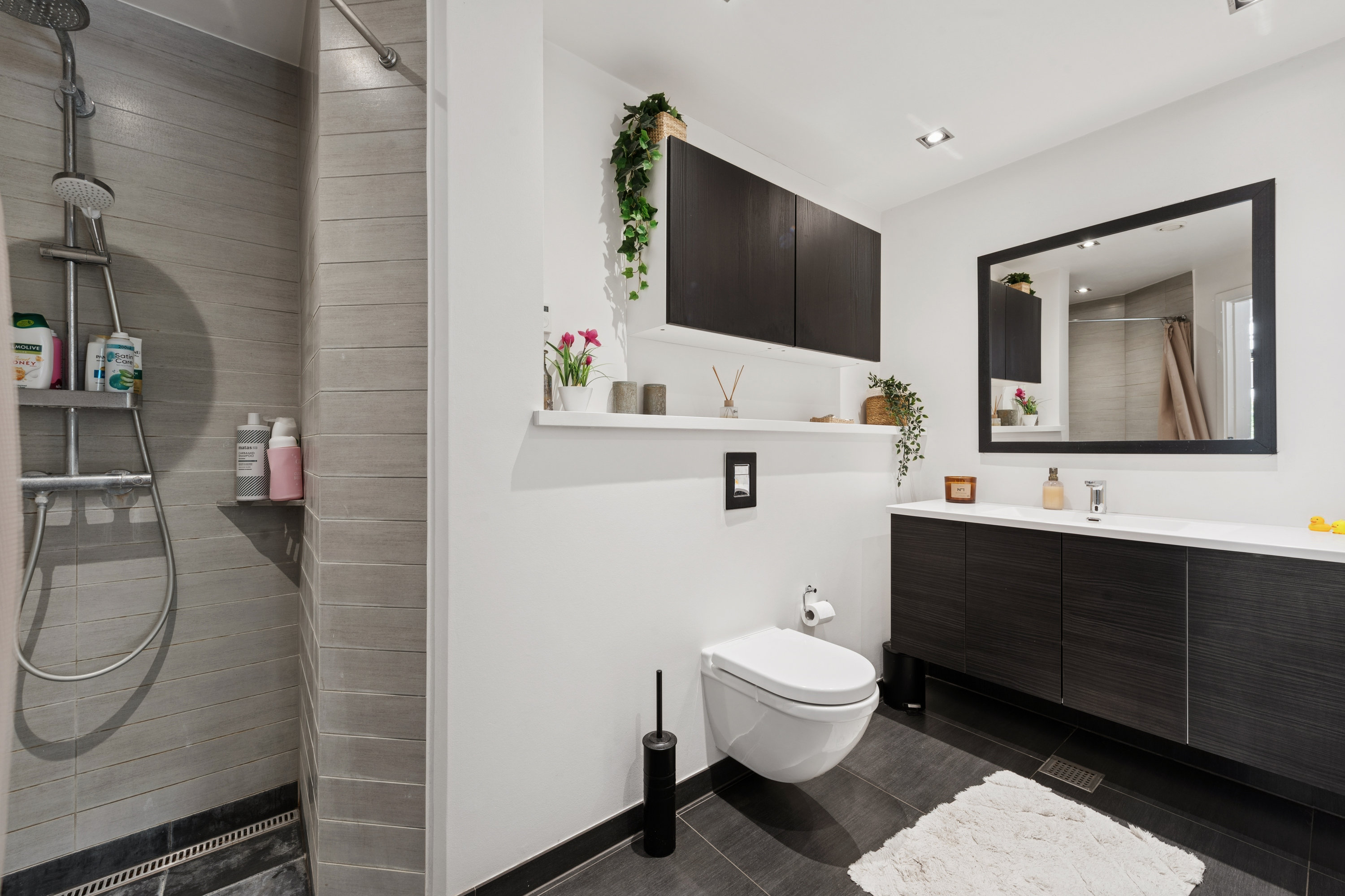 Fremhævet badeværelse billede i fuldskærmstilstand. Billede af Ellekilde 20, 2635 Ishøj