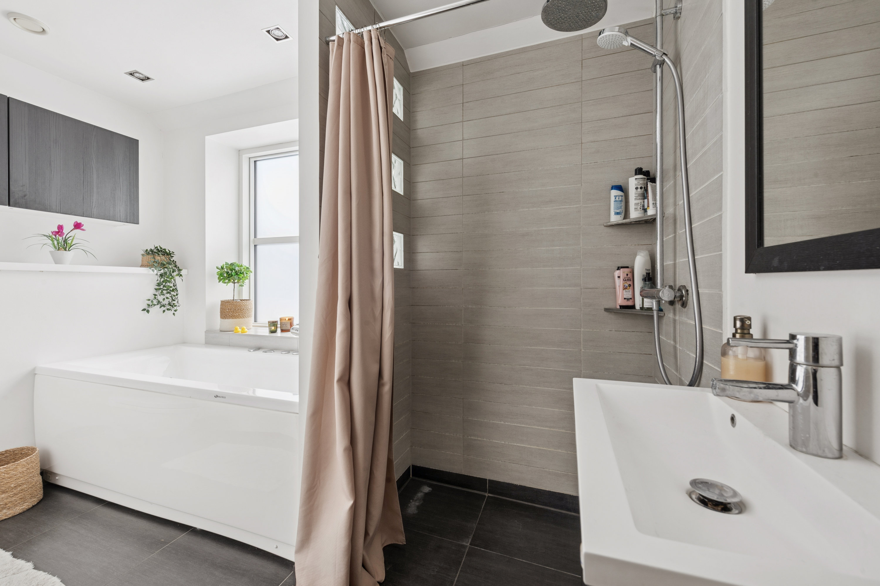 Fremhævet badeværelse billede i fuldskærmstilstand. Billede af Ellekilde 20, 2635 Ishøj