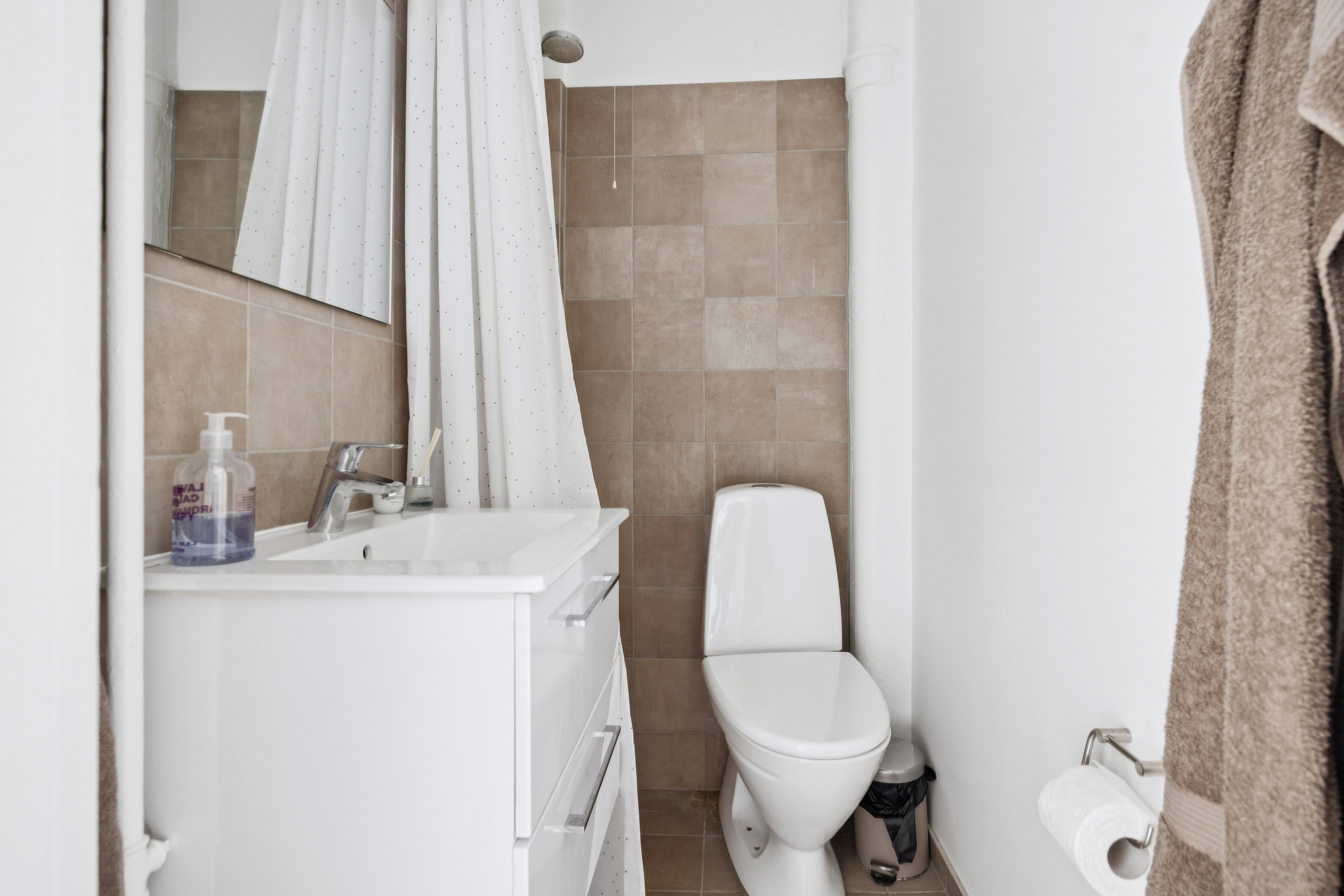 Fremhævet badeværelse billede i fuldskærmstilstand. Billede af Sønderbro 35, 1. tv., 9000 Aalborg