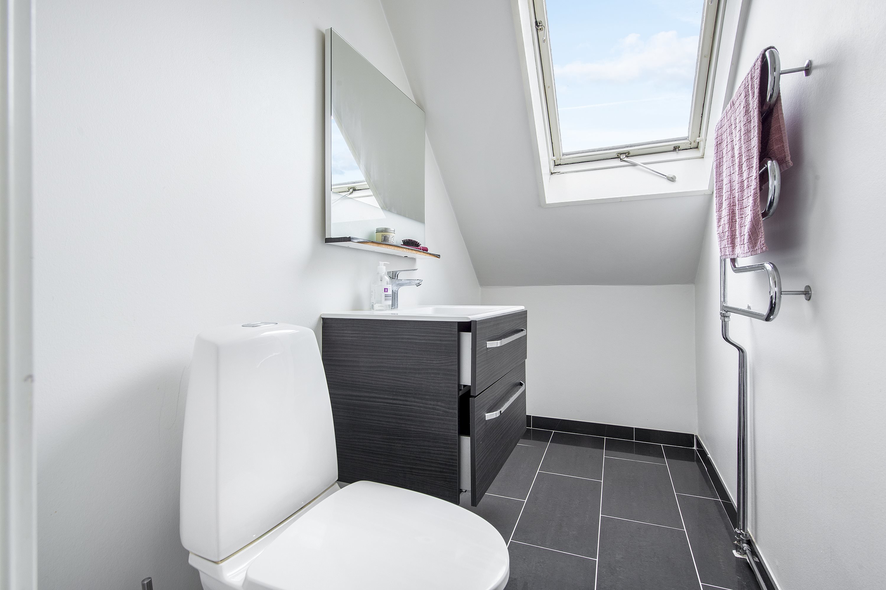 Fremhævet toilet billede i fuldskærmstilstand. Billede af Bredager 11, 2670 Greve