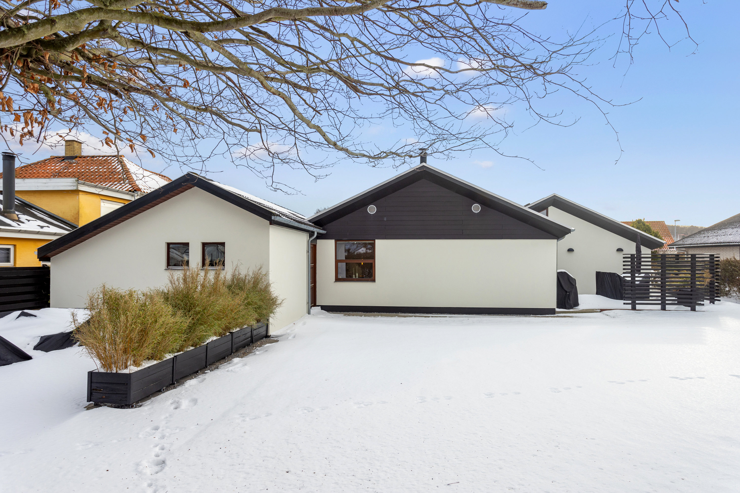 Fremhævet facade billede i fuldskærmstilstand. Billede af Lisborgvej 17, 9900 Frederikshavn