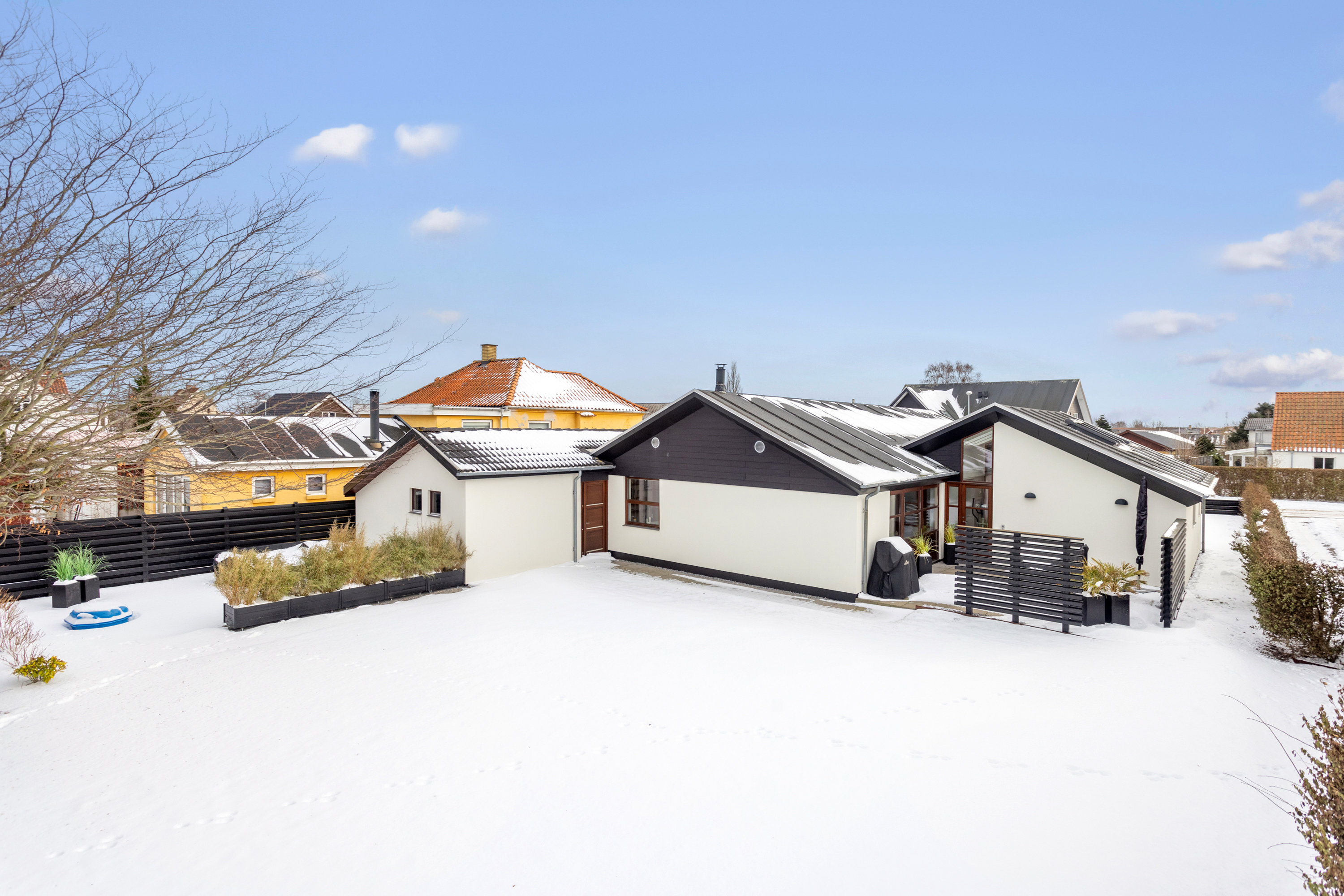 Fremhævet facade billede i fuldskærmstilstand. Billede af Lisborgvej 17, 9900 Frederikshavn