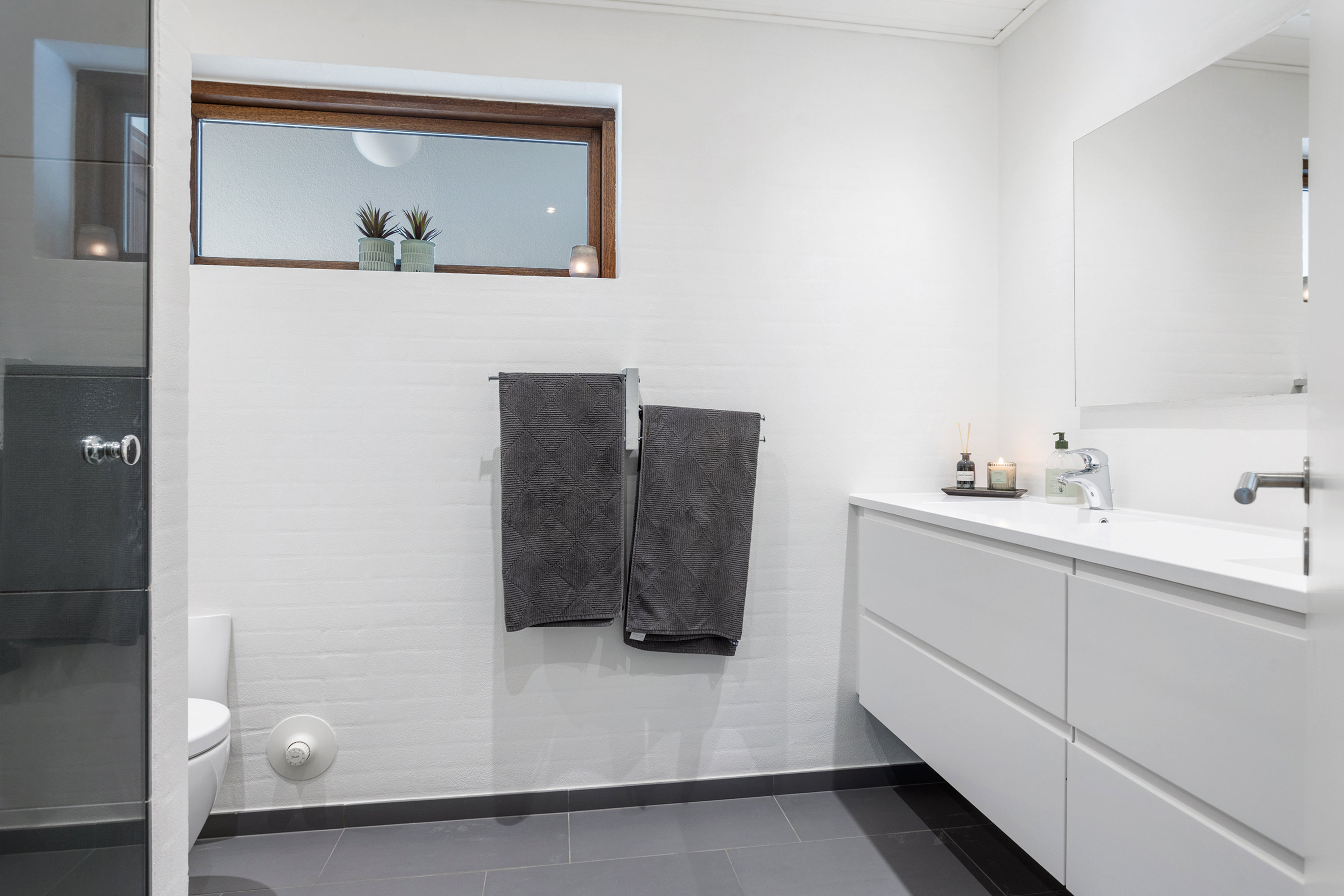 Fremhævet badeværelse billede i fuldskærmstilstand. Billede af Lisborgvej 17, 9900 Frederikshavn