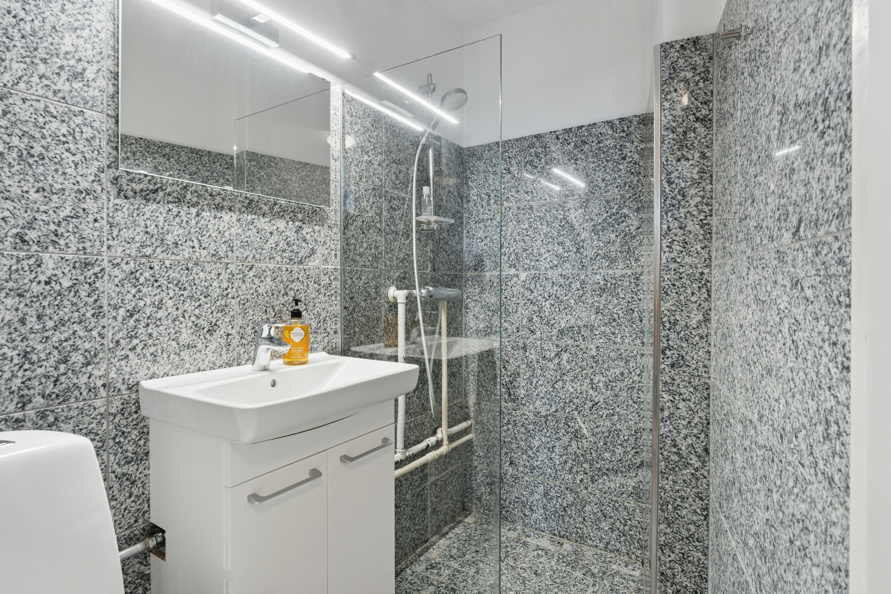 Fremhævet badeværelse billede i fuldskærmstilstand. Billede af Randrupvej 5, 2. th., 2610 Rødovre