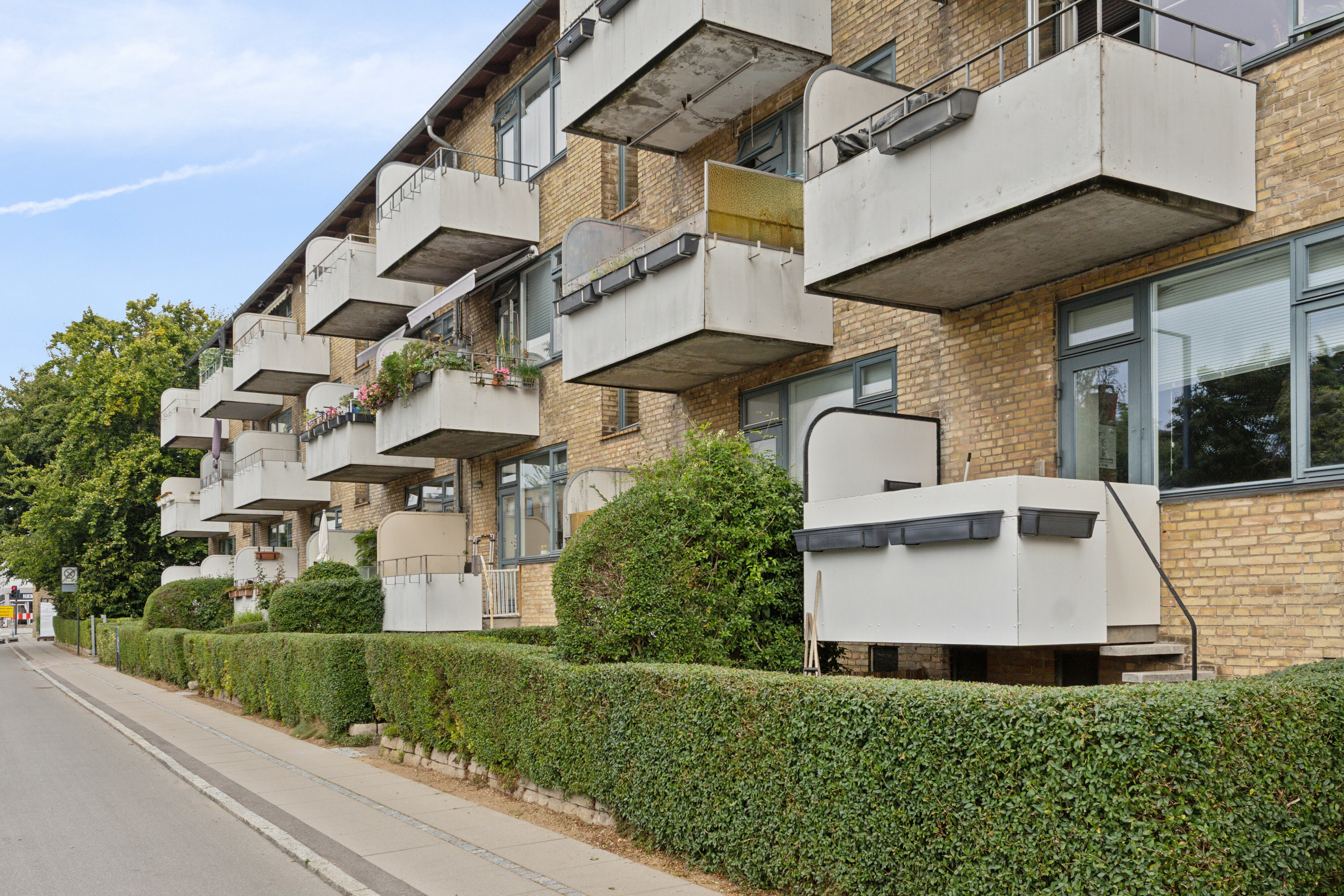 Fremhævet set fra vejen billede i fuldskærmstilstand. Billede af Randrupvej 5, 2. th., 2610 Rødovre