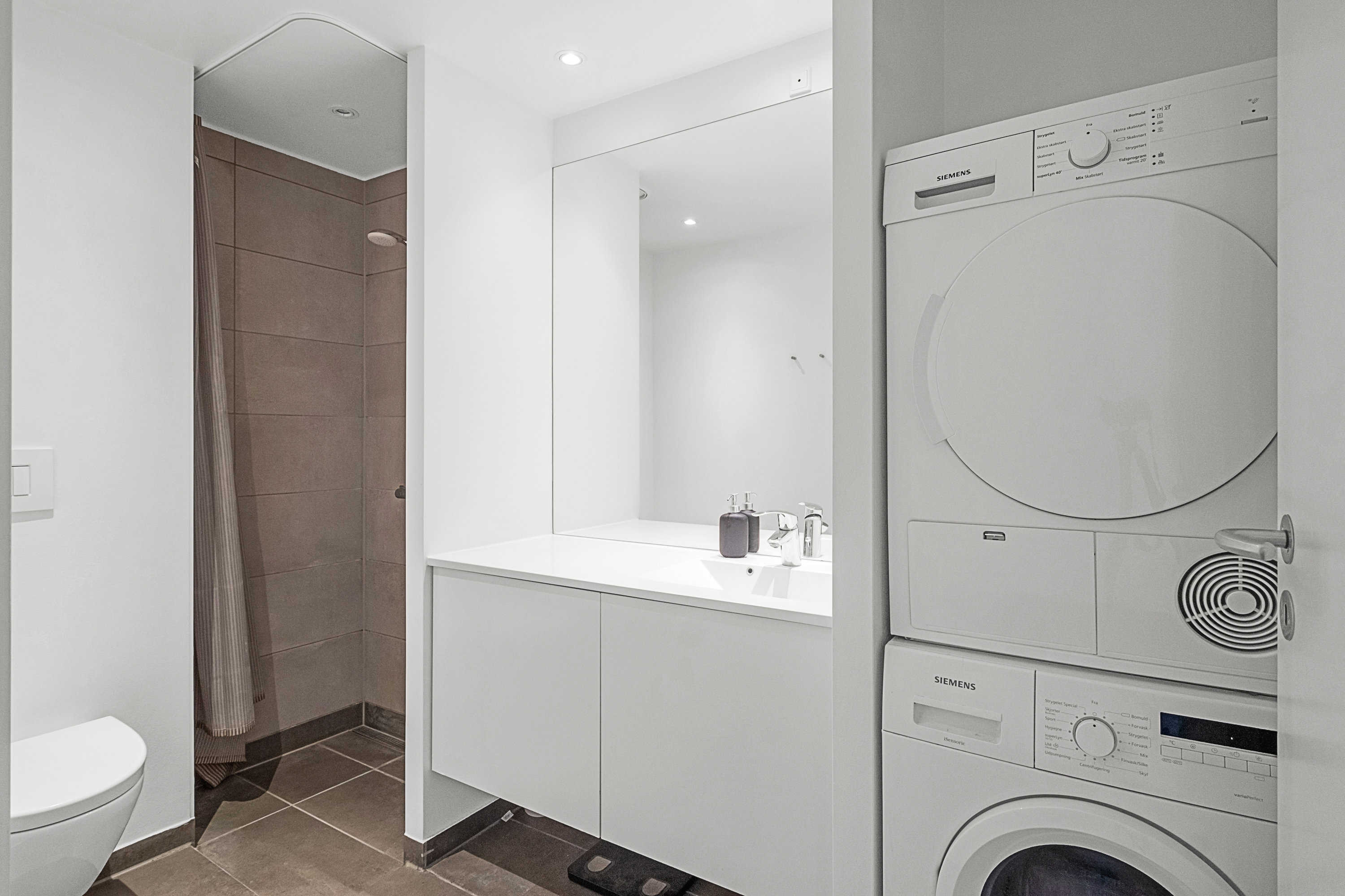 Fremhævet badeværelse billede i fuldskærmstilstand. Billede af Kjeld Tolstrups Gade 16, 2. th., 8000 Aarhus C