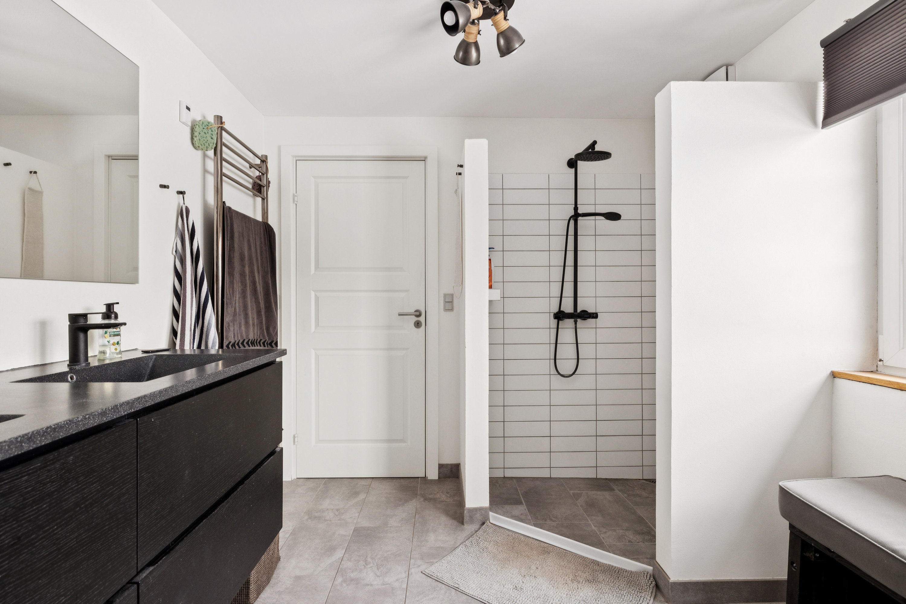 Fremhævet badeværelse billede i fuldskærmstilstand. Billede af Søndermarksvej 13+11, Stenild, 9500 Hobro