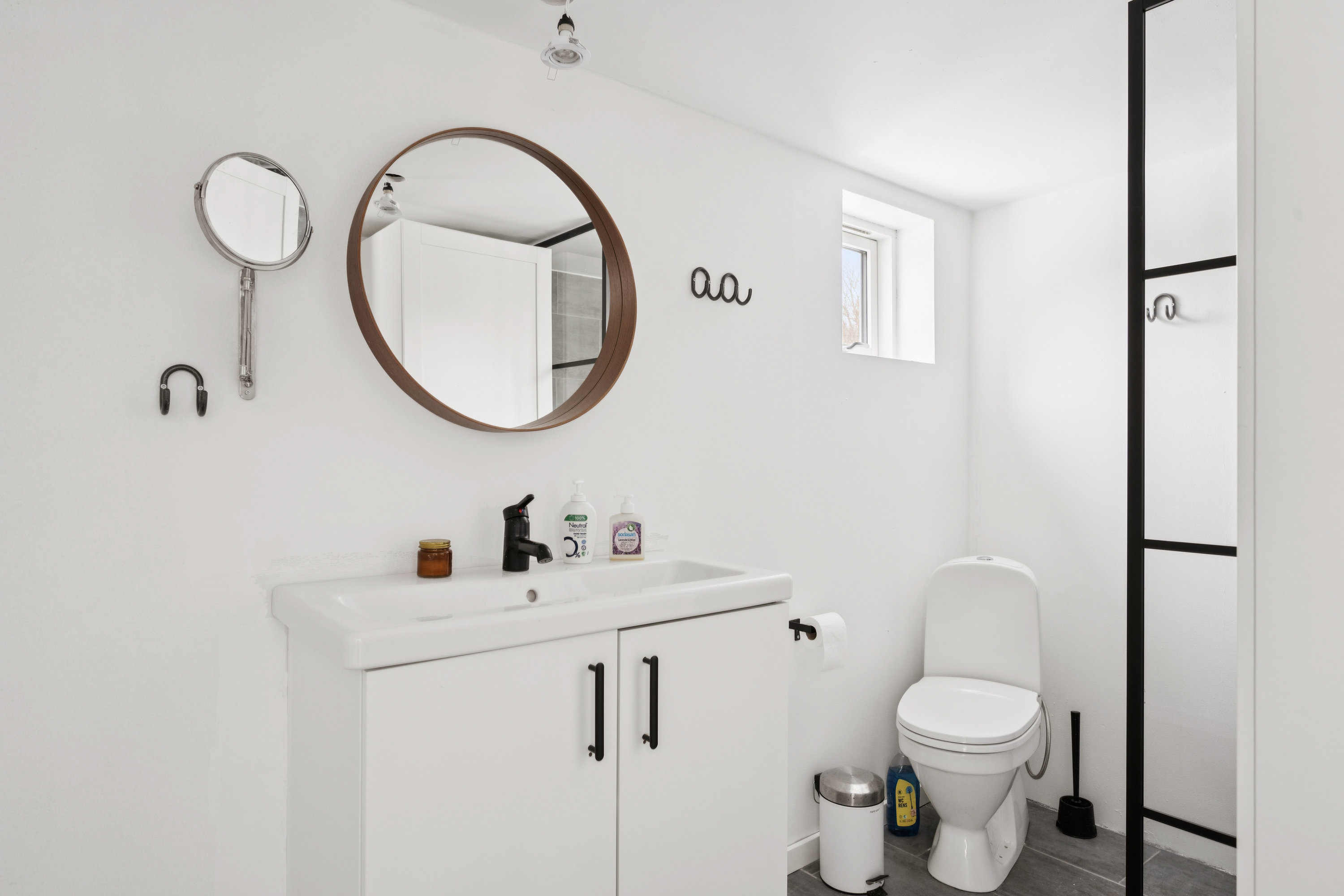 Fremhævet badeværelse billede i fuldskærmstilstand. Billede af Fyrrevej 18, Skovgårde, 8961 Allingåbro