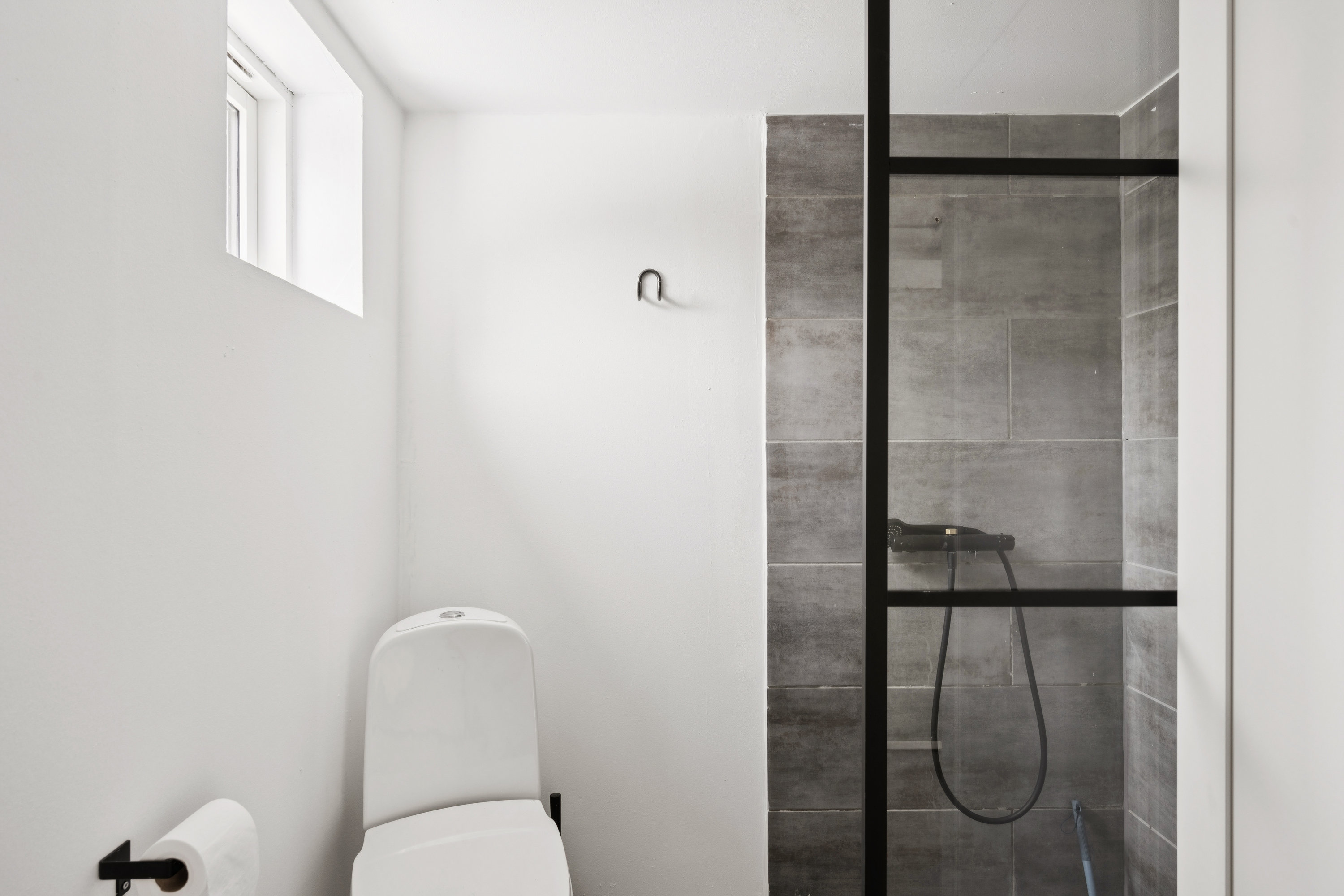 Fremhævet badeværelse billede i fuldskærmstilstand. Billede af Fyrrevej 18, Skovgårde, 8961 Allingåbro