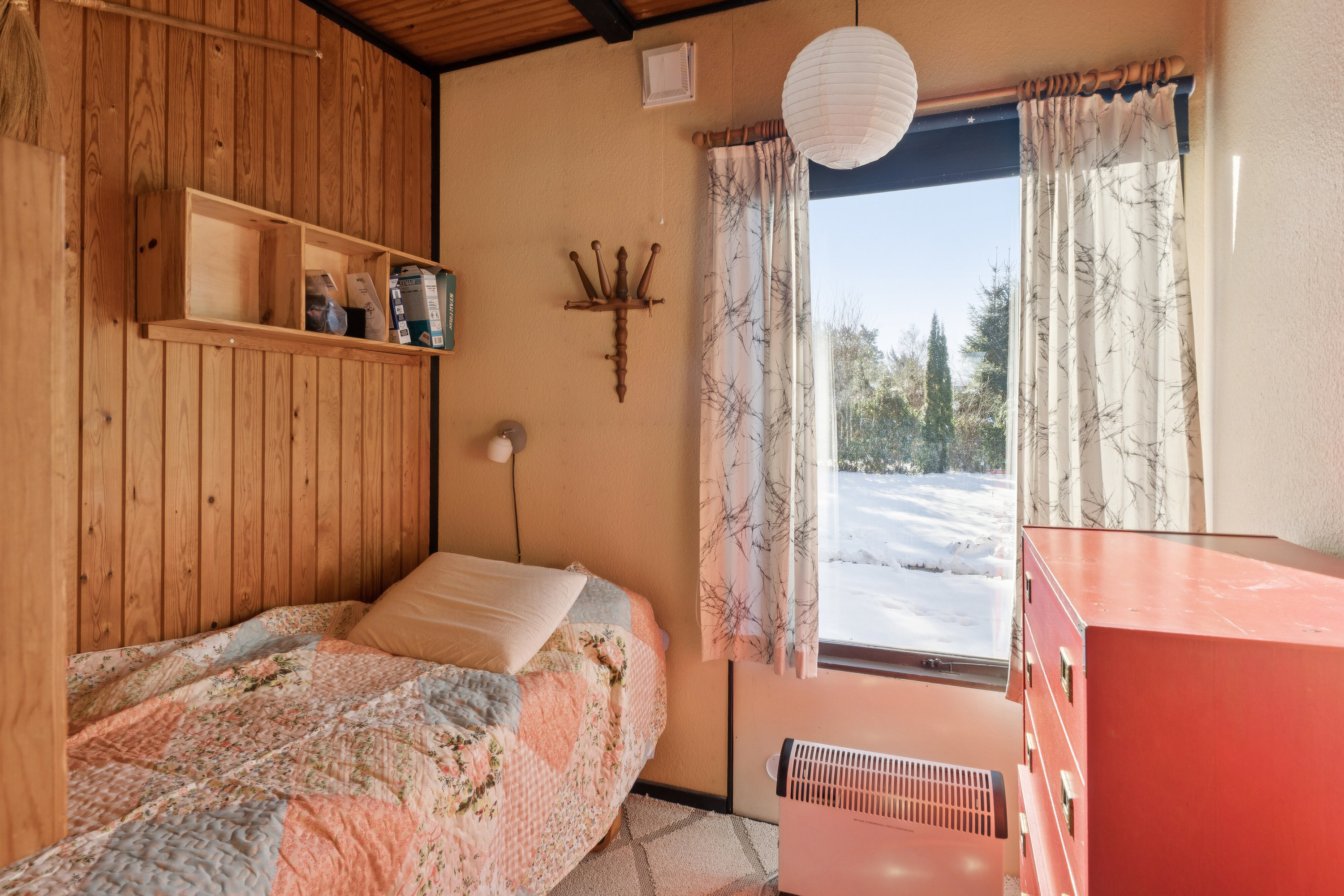 Fremhævet soveværelse billede i fuldskærmstilstand. Billede af Allikevej 8, 3120 Dronningmølle