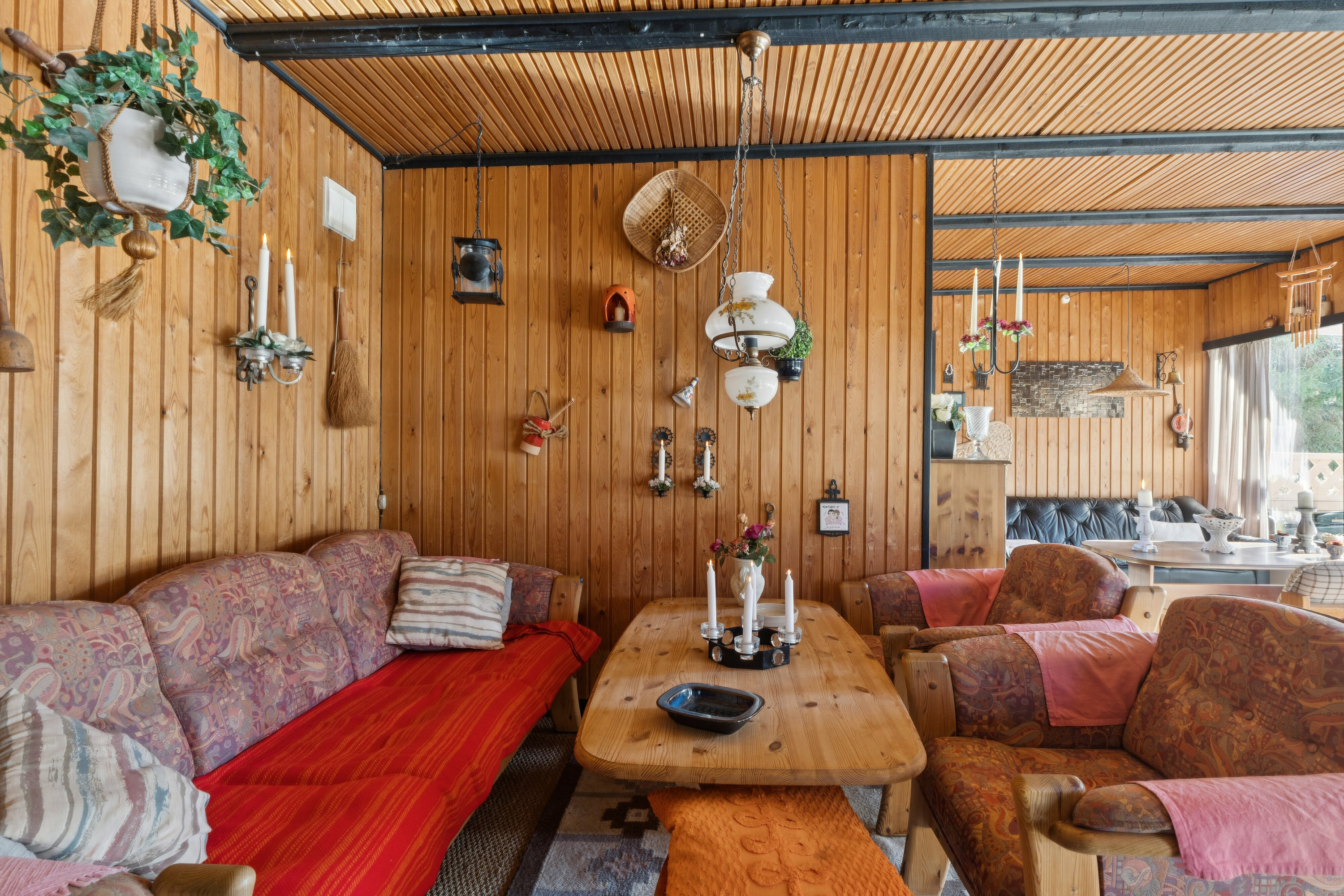 Fremhævet stue billede i fuldskærmstilstand. Billede af Allikevej 8, 3120 Dronningmølle