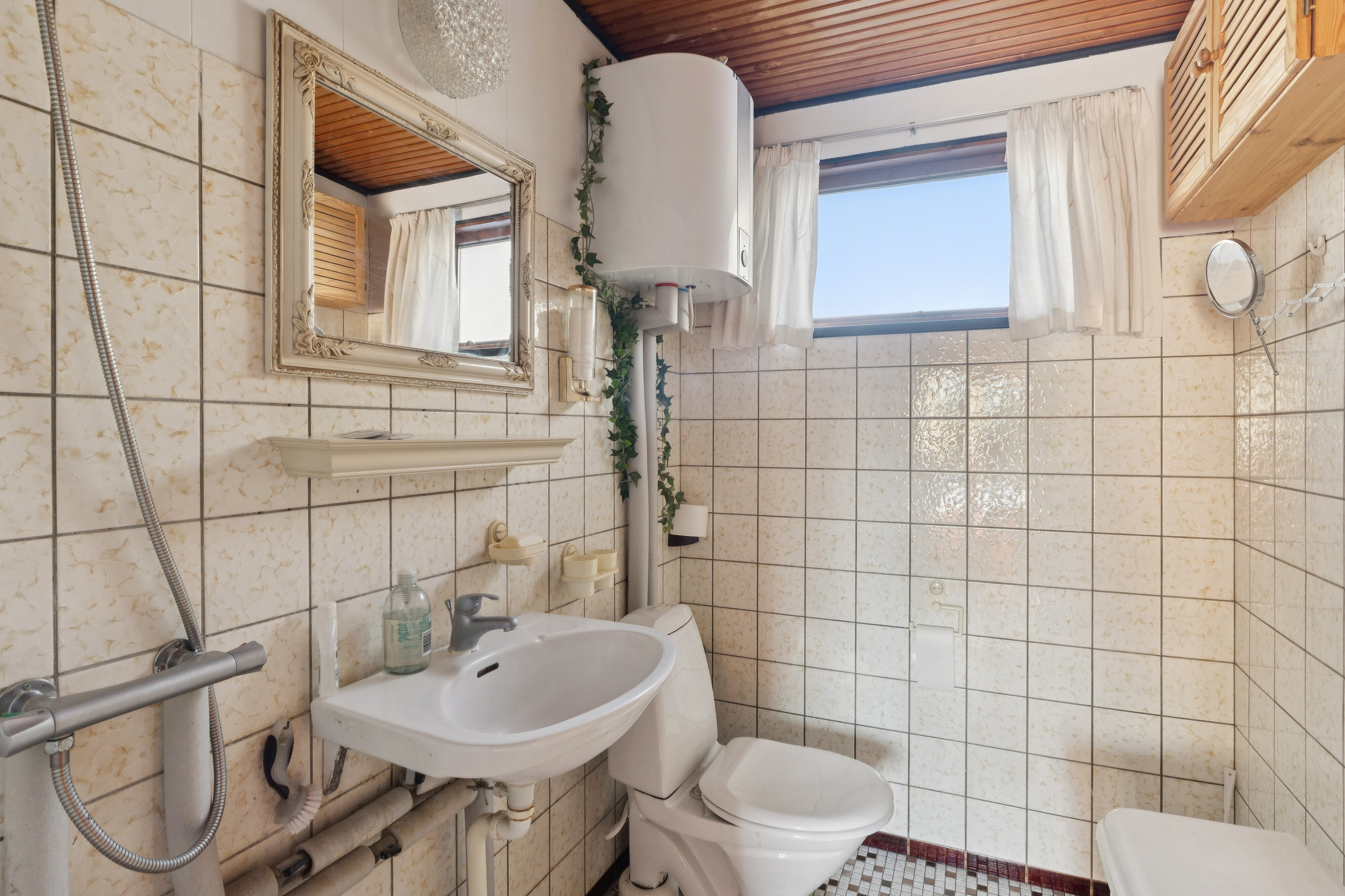 Fremhævet badeværelse billede i fuldskærmstilstand. Billede af Allikevej 8, 3120 Dronningmølle