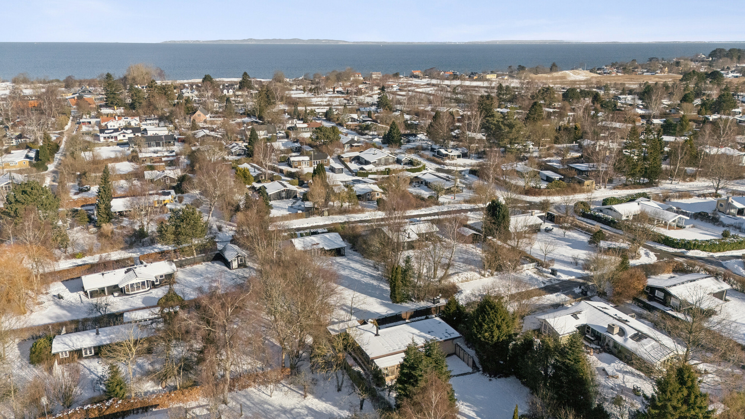 Fremhævet luftfoto billede i fuldskærmstilstand. Billede af Allikevej 8, 3120 Dronningmølle