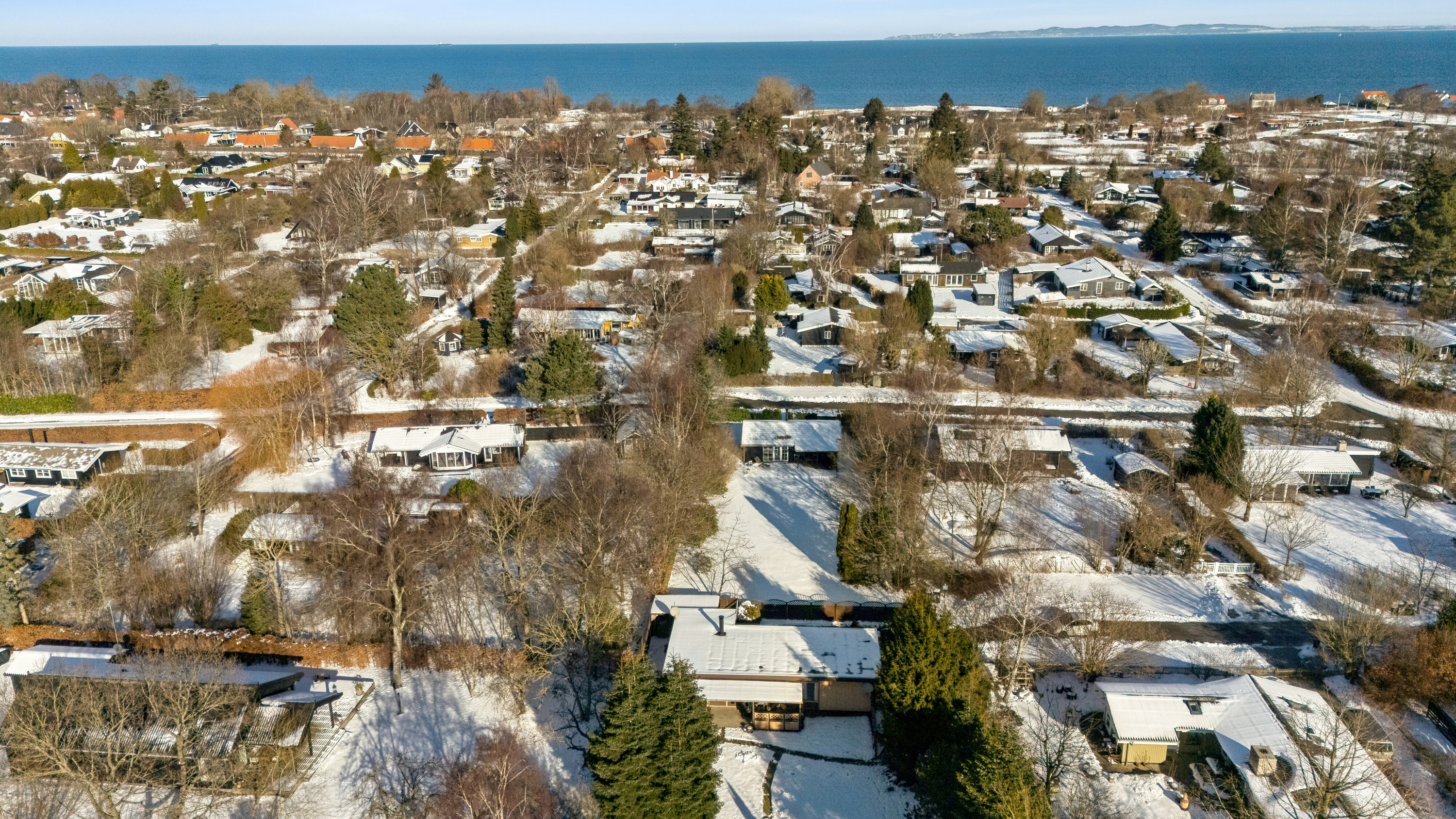 Fremhævet luftfoto billede i fuldskærmstilstand. Billede af Allikevej 8, 3120 Dronningmølle