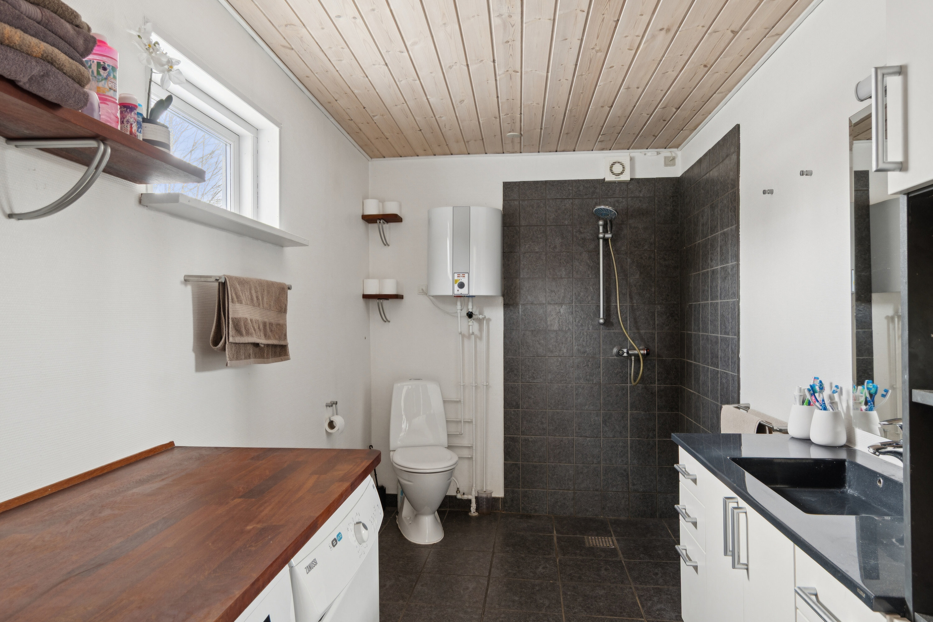 Fremhævet badeværelse billede i fuldskærmstilstand. Billede af Drosselvej 4, Gundestrup, 4571 Grevinge