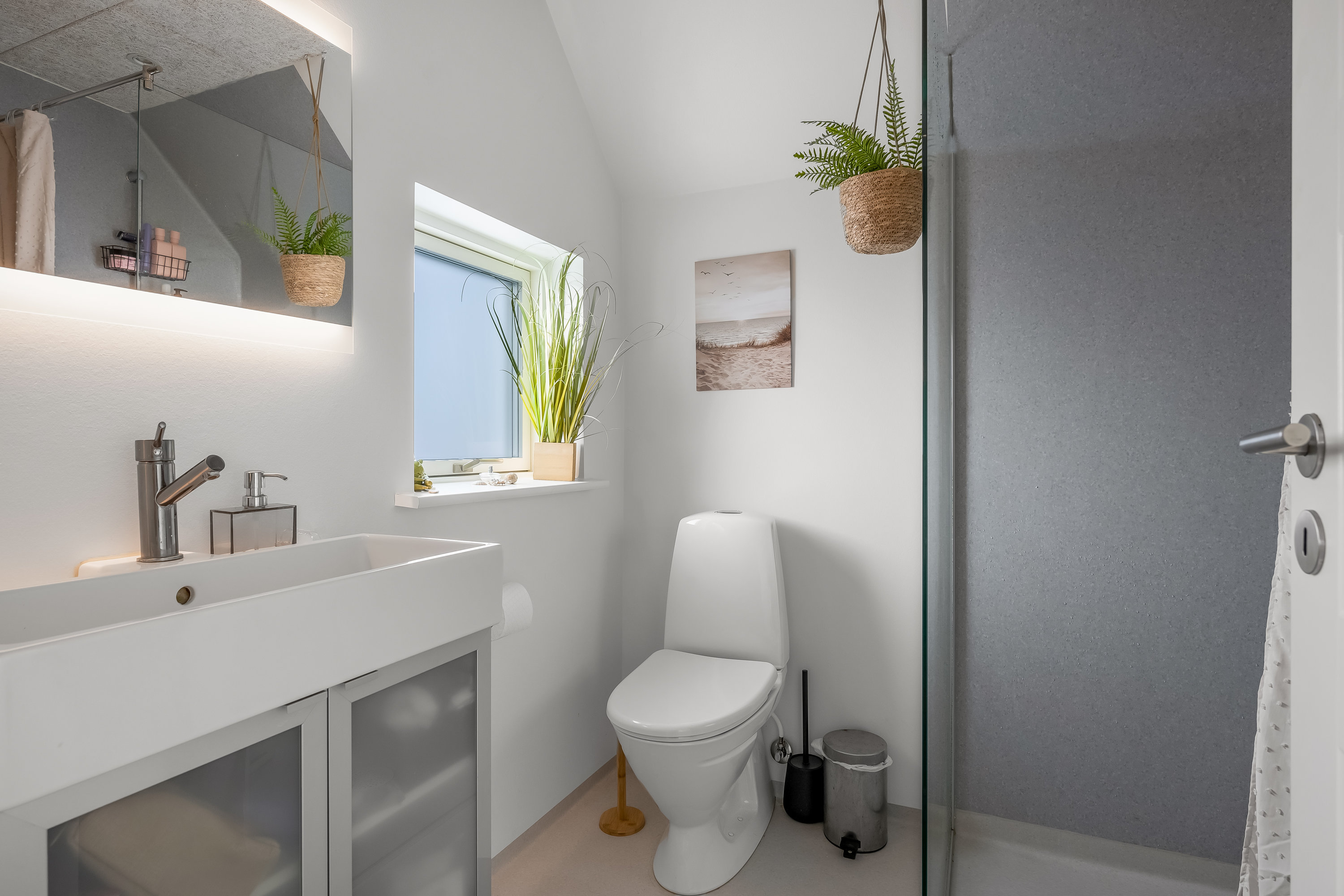 Fremhævet toilet billede i fuldskærmstilstand. Billede af Åløkke 11, 6372 Bylderup-Bov