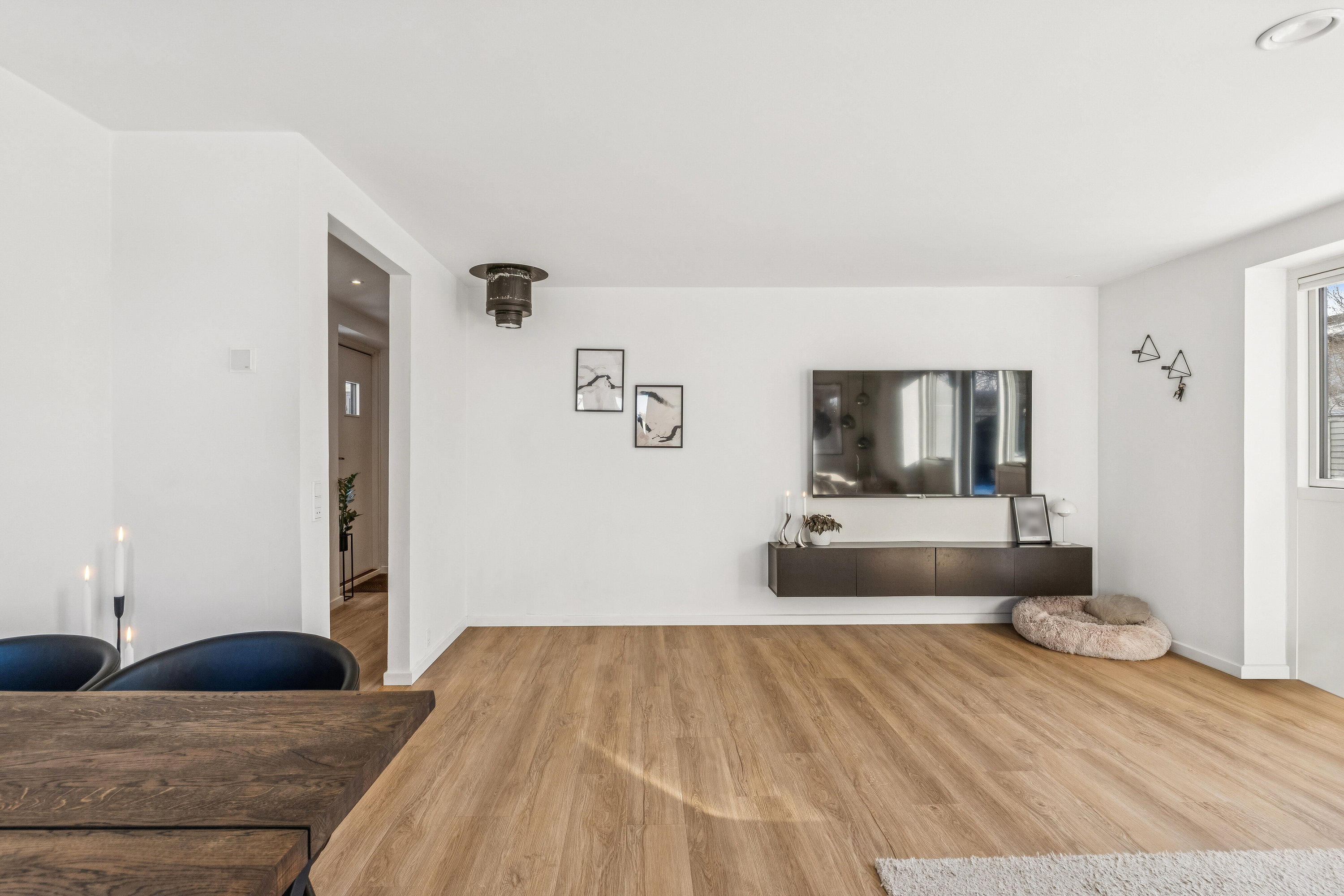 Fremhævet stue billede i fuldskærmstilstand. Billede af Låsbyvej 18B, 2610 Rødovre