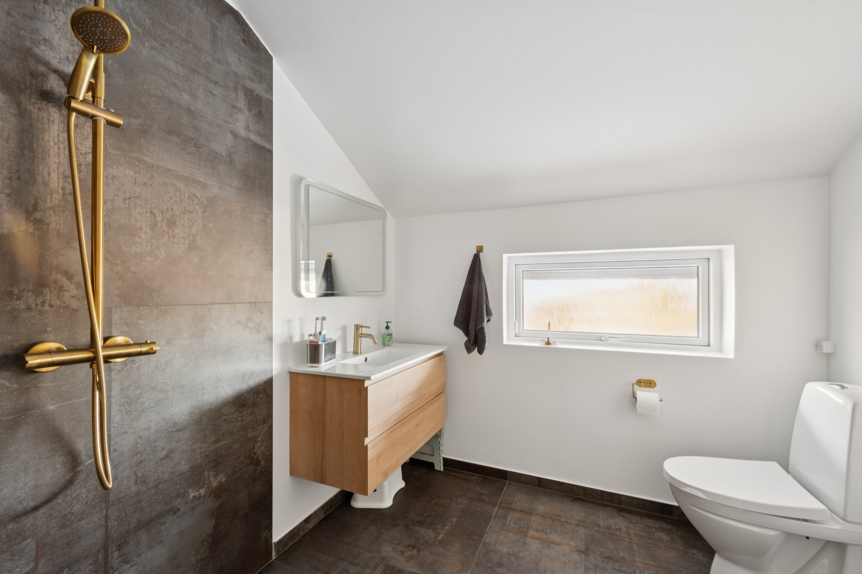 Fremhævet badeværelse billede i fuldskærmstilstand. Billede af Karlslunde Parkvej 53, 2690 Karlslunde