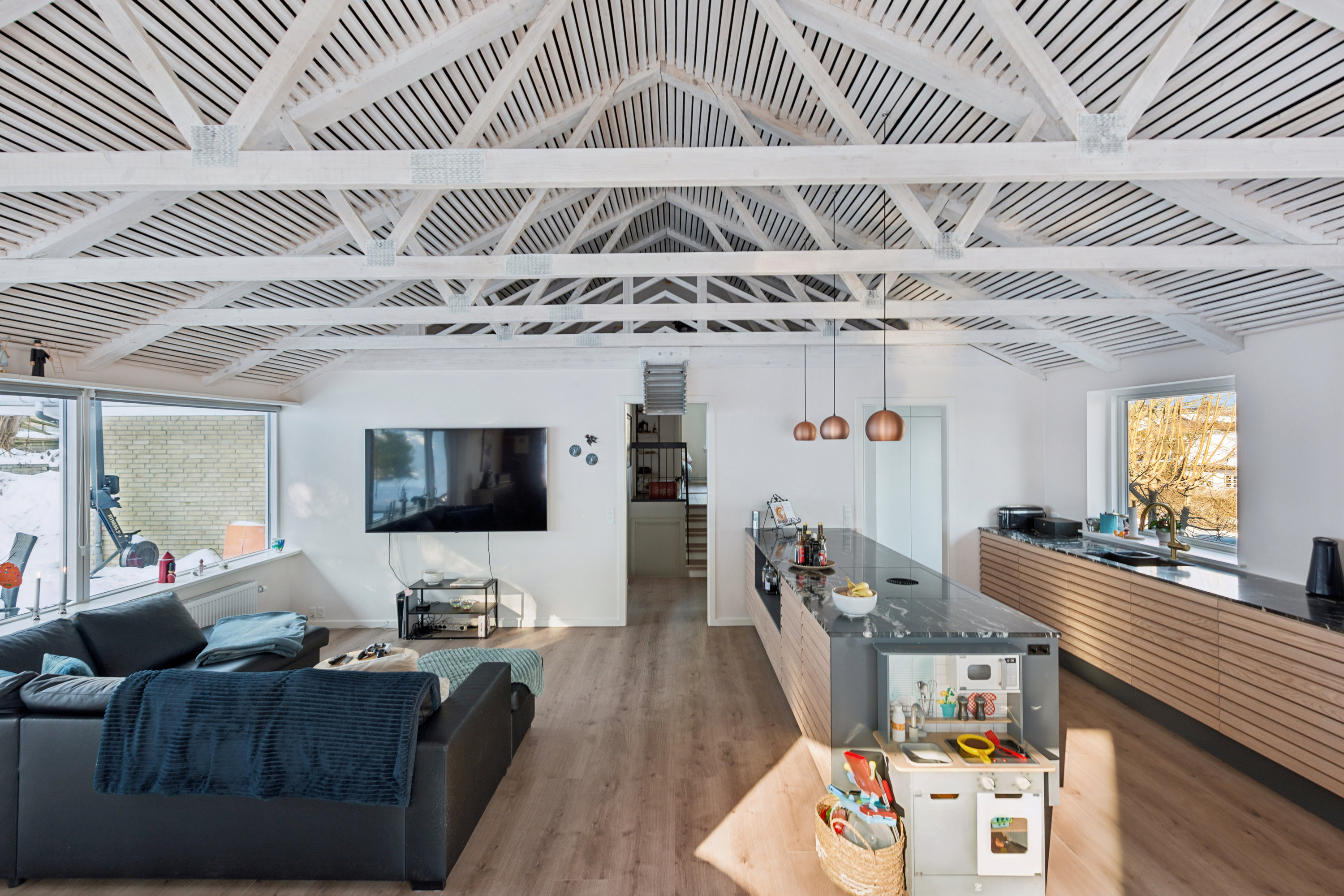 Fremhævet stue billede i fuldskærmstilstand. Billede af Karlslunde Parkvej 53, 2690 Karlslunde