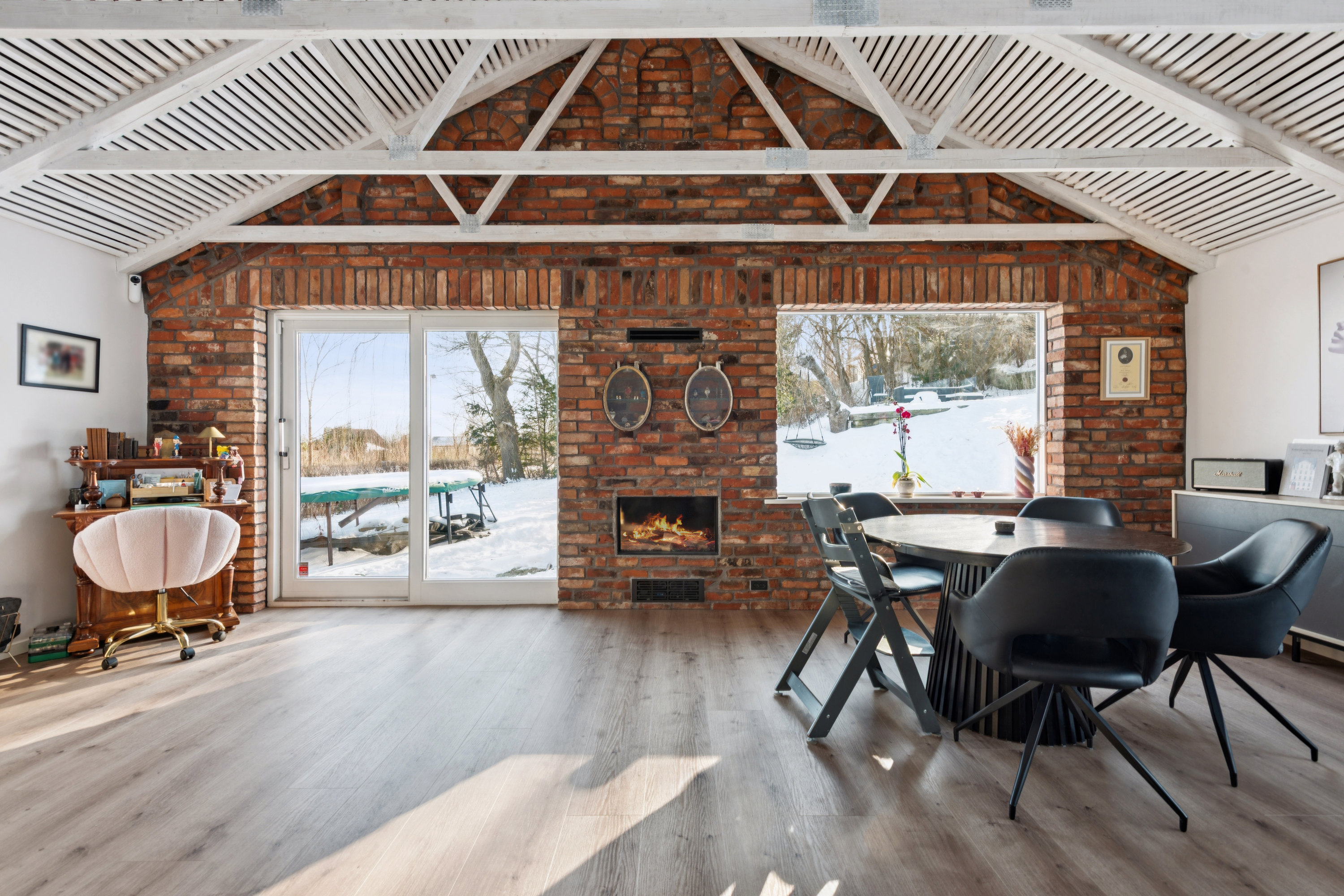 Fremhævet stue billede i fuldskærmstilstand. Billede af Karlslunde Parkvej 53, 2690 Karlslunde