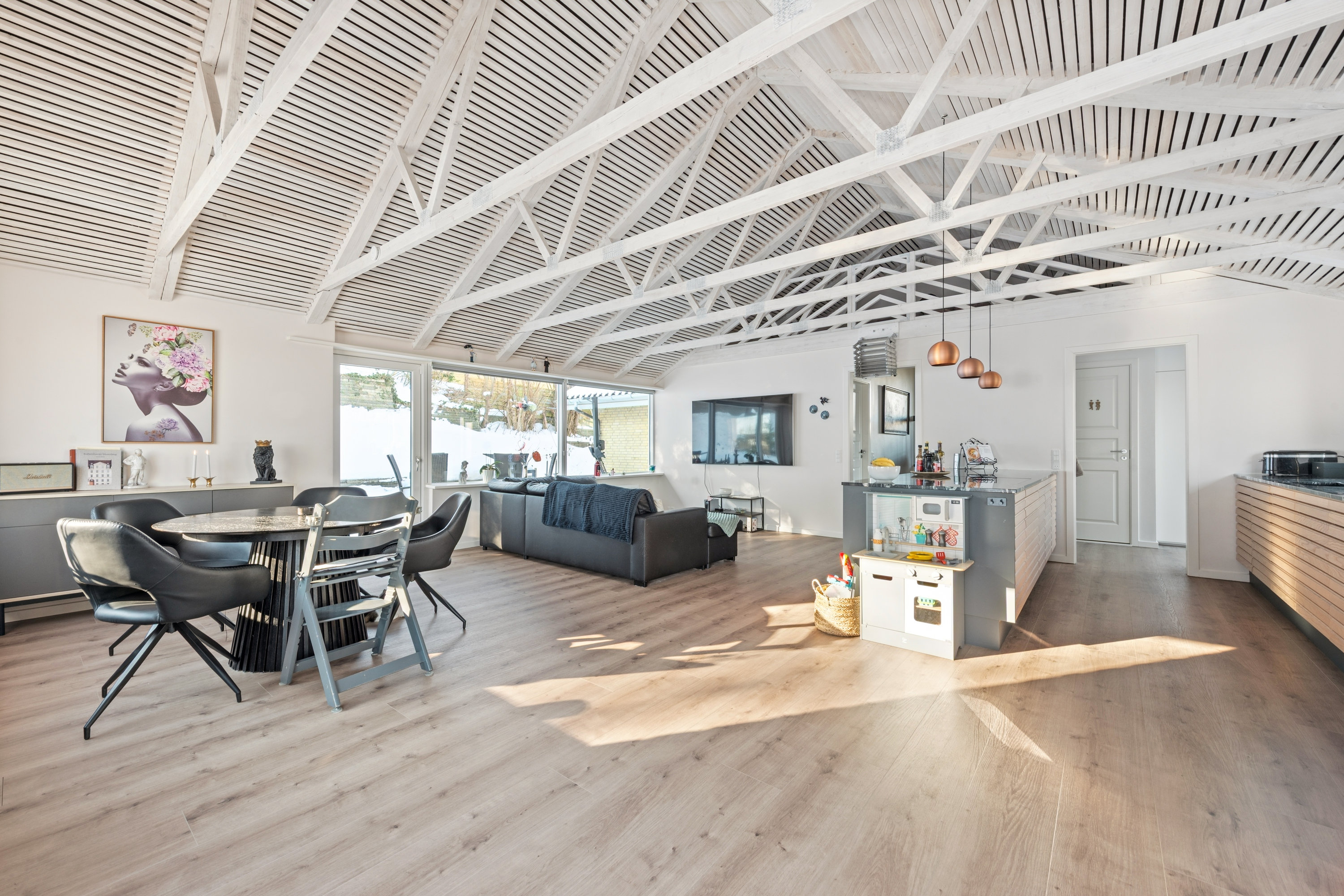 Fremhævet stue billede i fuldskærmstilstand. Billede af Karlslunde Parkvej 53, 2690 Karlslunde