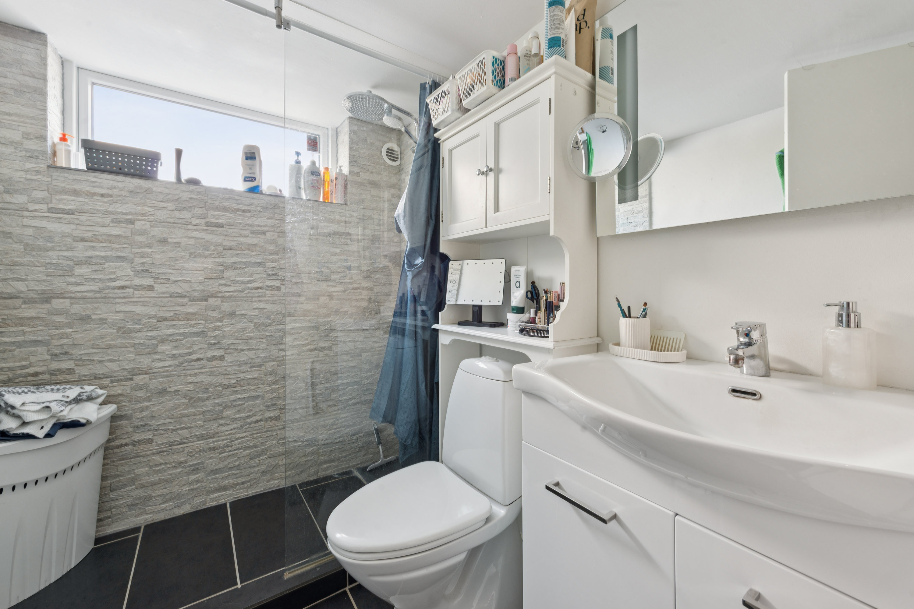 Fremhævet badeværelse billede i fuldskærmstilstand. Billede af Karlslunde Parkvej 53, 2690 Karlslunde