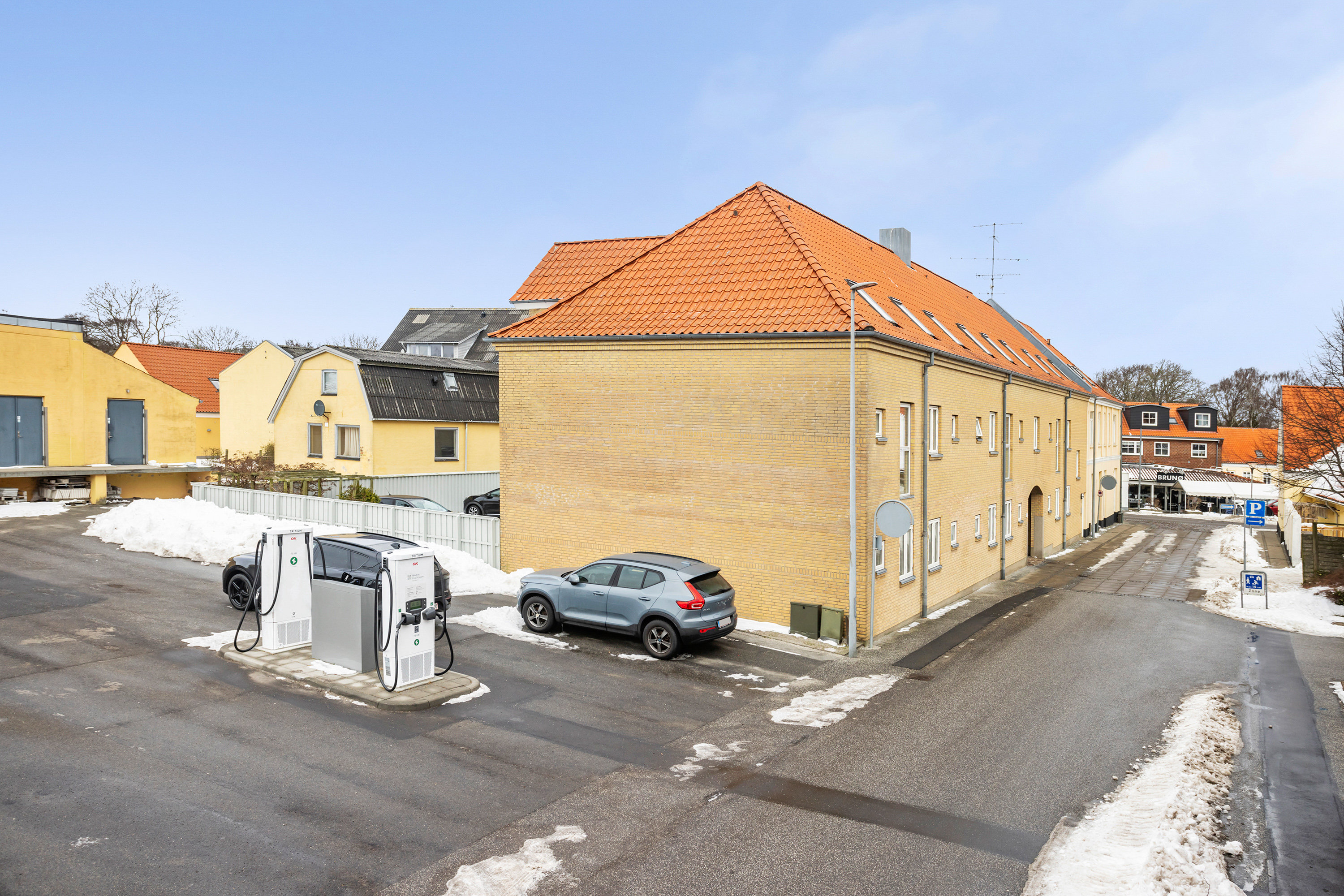 Fremhævet facade billede i fuldskærmstilstand. Billede af Chr. Pedersensvej 2C, 1. tv., 9300 Sæby