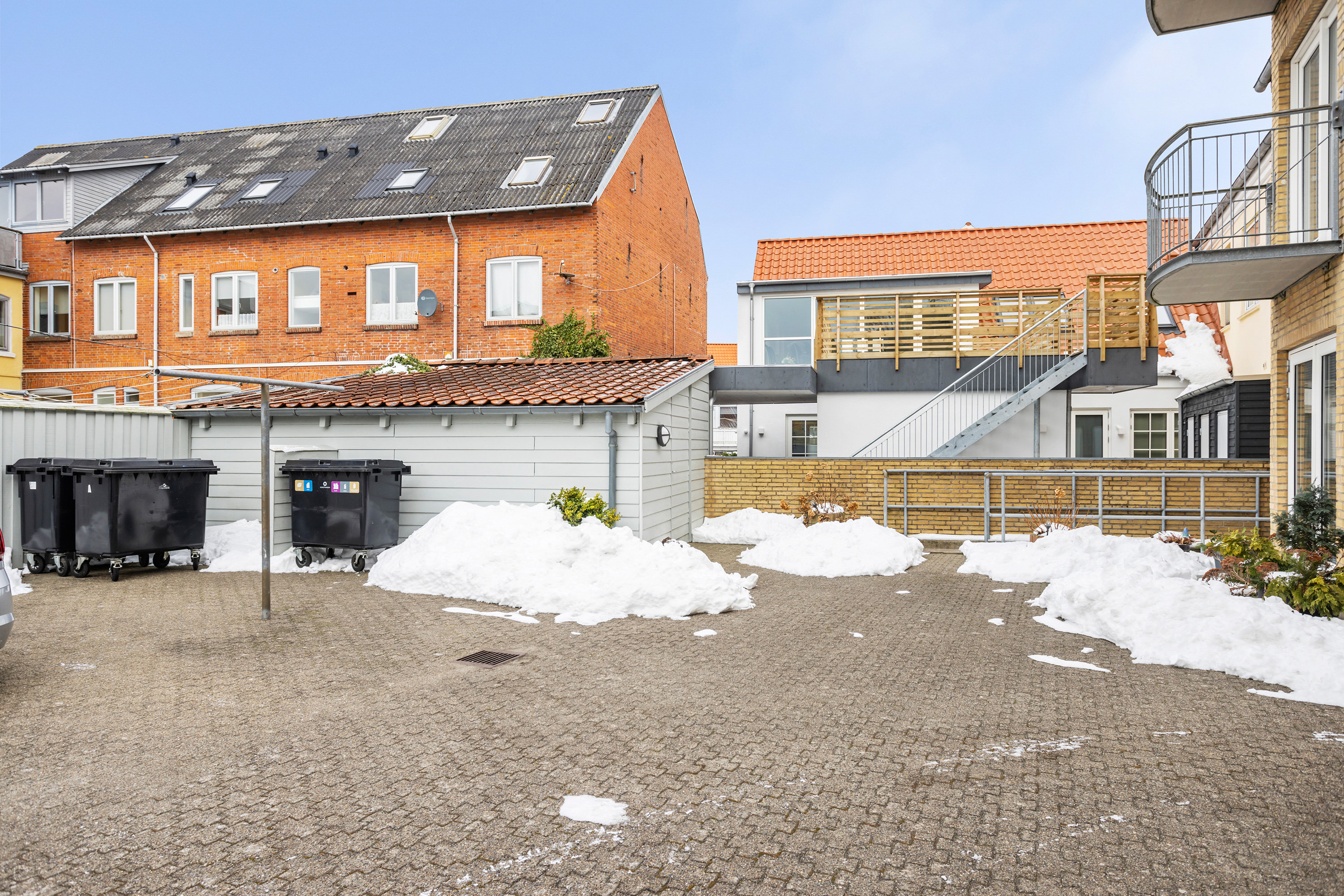 Fremhævet gårdmiljø billede i fuldskærmstilstand. Billede af Chr. Pedersensvej 2C, 1. tv., 9300 Sæby