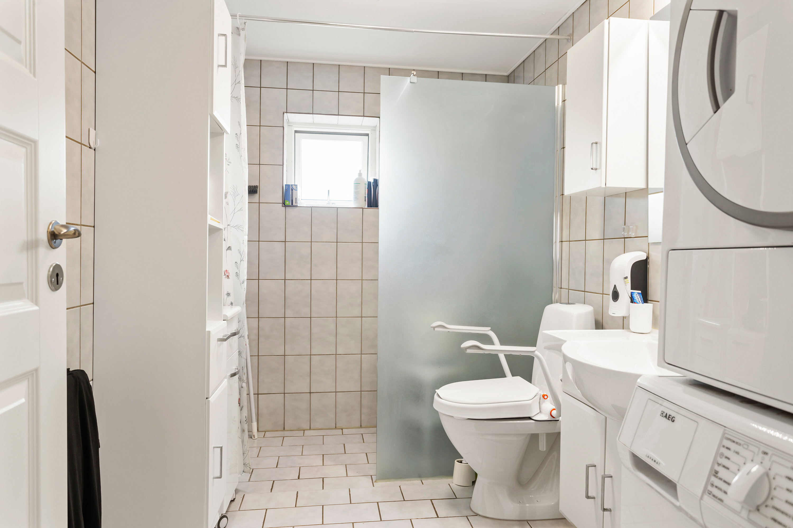 Fremhævet badeværelse billede i fuldskærmstilstand. Billede af Chr. Pedersensvej 2C, 1. tv., 9300 Sæby