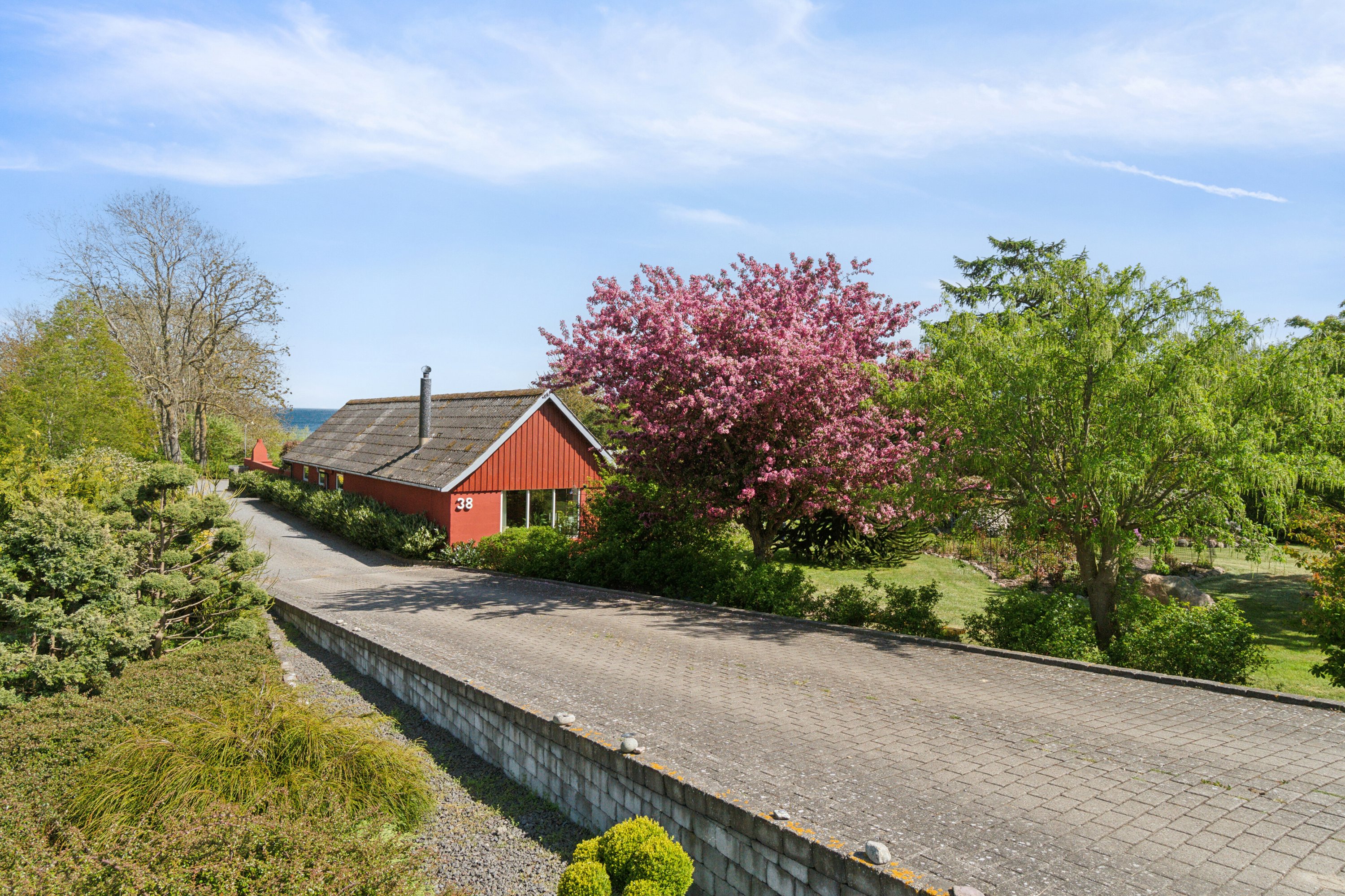 Fremhævet set fra vejen billede i fuldskærmstilstand. Billede af Aarsdalevej 38, 3740 Svaneke