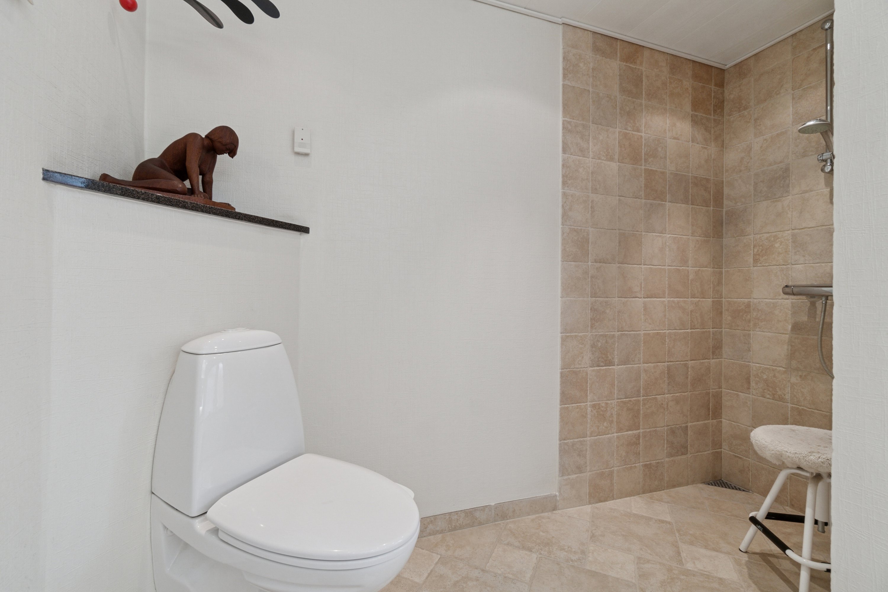 Fremhævet badeværelse billede i fuldskærmstilstand. Billede af Aarsdalevej 38, 3740 Svaneke