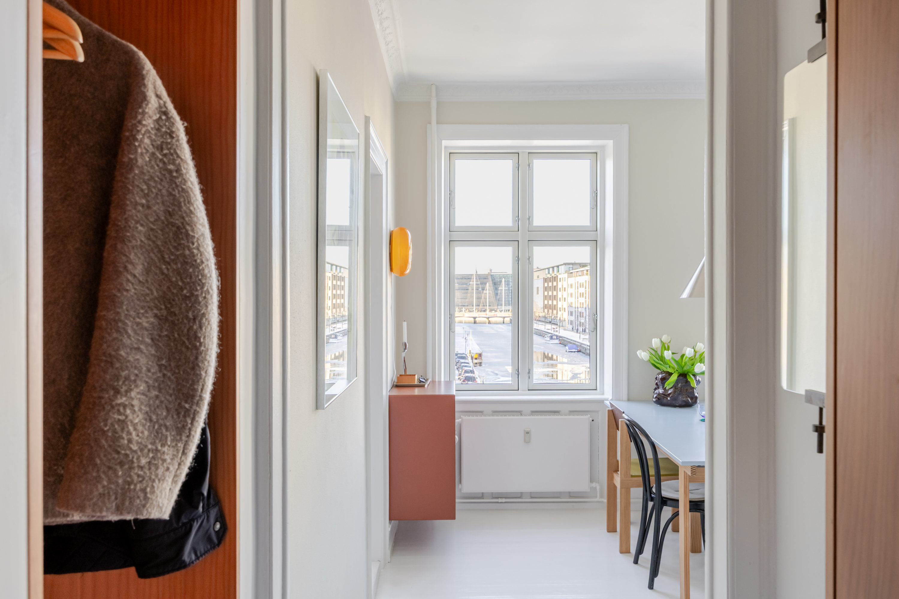 Fremhævet entré billede i fuldskærmstilstand. Billede af Overgaden Oven Vandet 2A, 2. th., 1415 København K