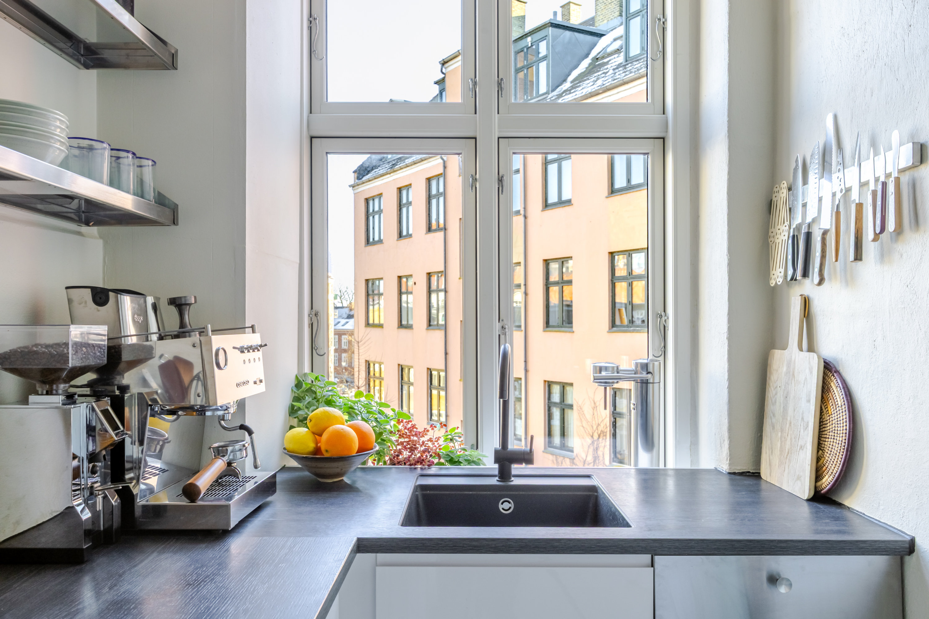 Fremhævet køkken billede i fuldskærmstilstand. Billede af Overgaden Oven Vandet 2A, 2. th., 1415 København K