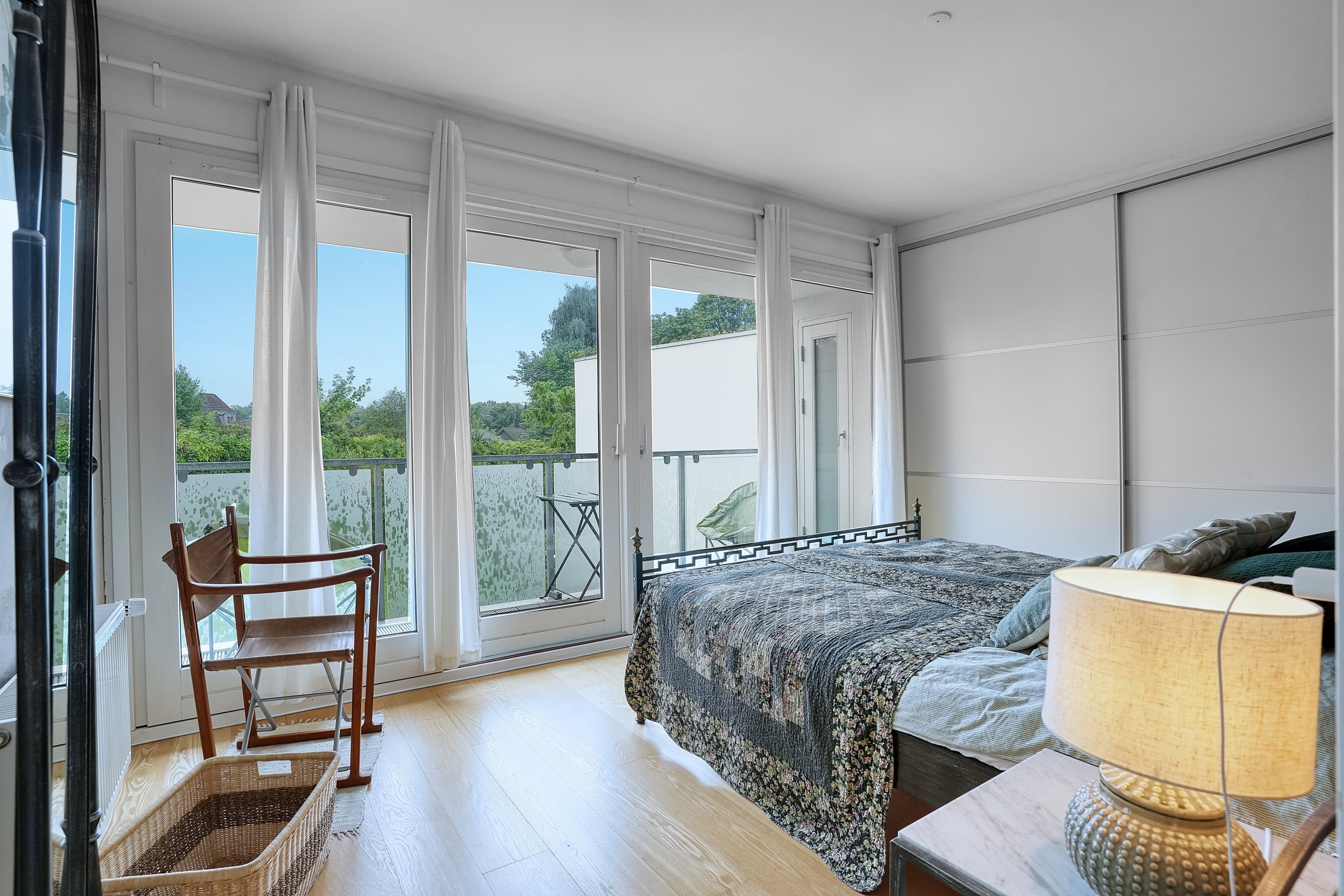 Fremhævet stue billede i fuldskærmstilstand. Billede af Kongevejen 4A, 3480 Fredensborg