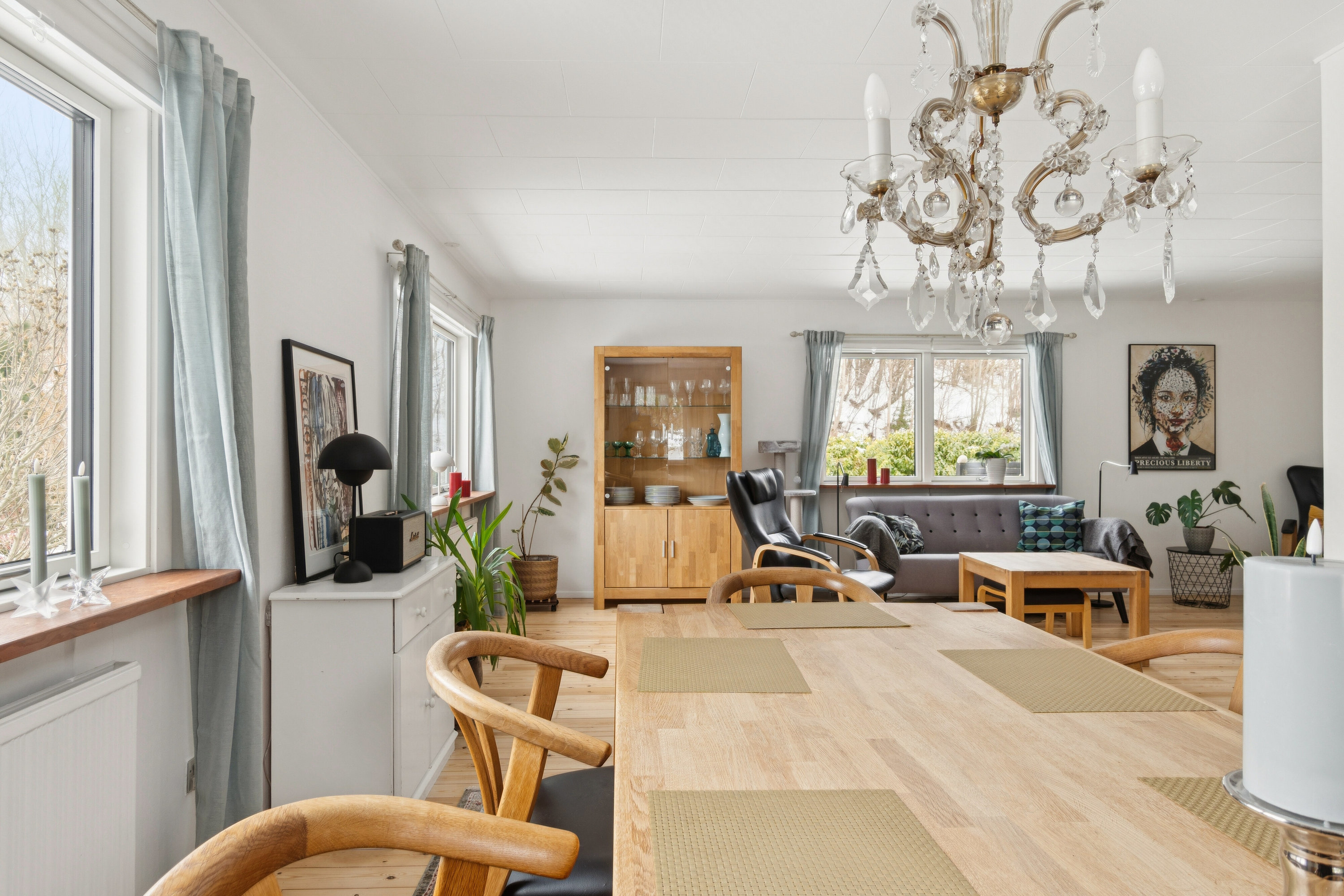 Fremhævet stue billede i fuldskærmstilstand. Billede af Dalsvinget 1, 4400 Kalundborg