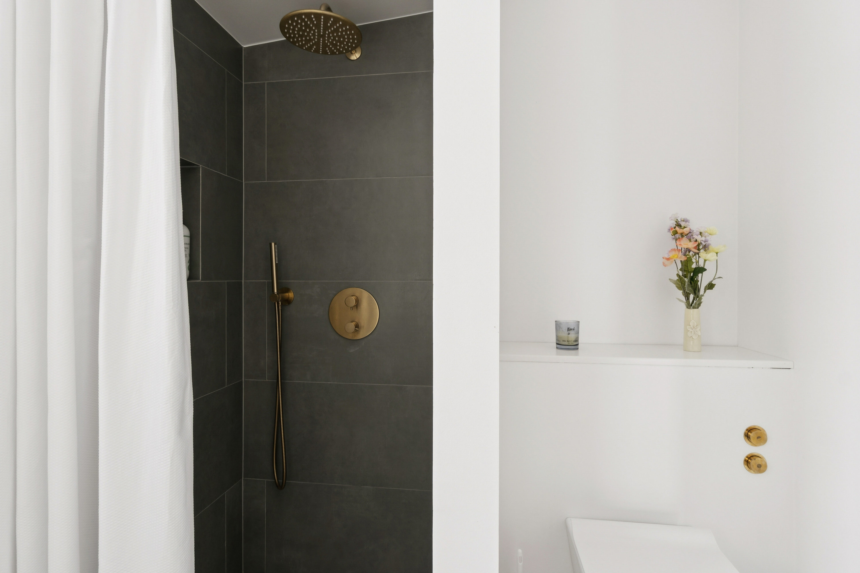 Fremhævet badeværelse billede i fuldskærmstilstand. Billede af Bølshavn 10, Bølshavn, 3740 Svaneke